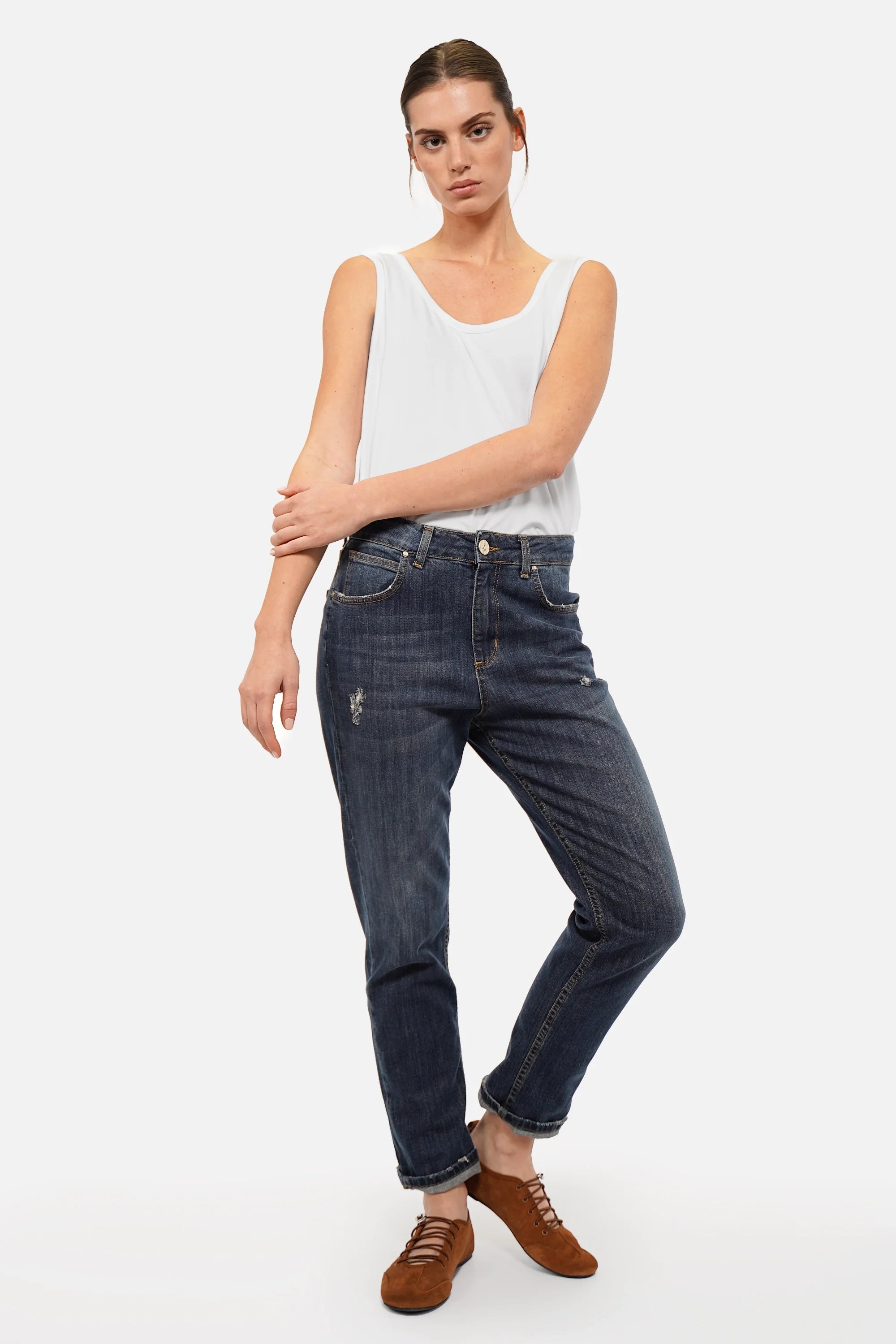 Dunkelblaue Boyfriend-Jeans mit Mid Waist und leicht zulaufendem Bein