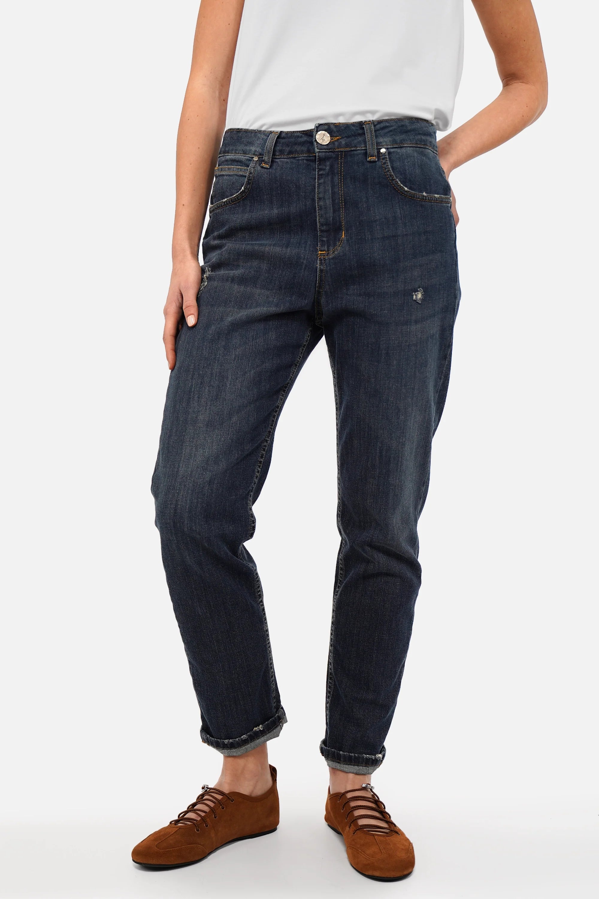 Dunkelblaue Boyfriend-Jeans mit Mid Waist und 5-Pocket-Stil, locker geschnitten mit leicht zulaufendem Bein und Destroyed-Details