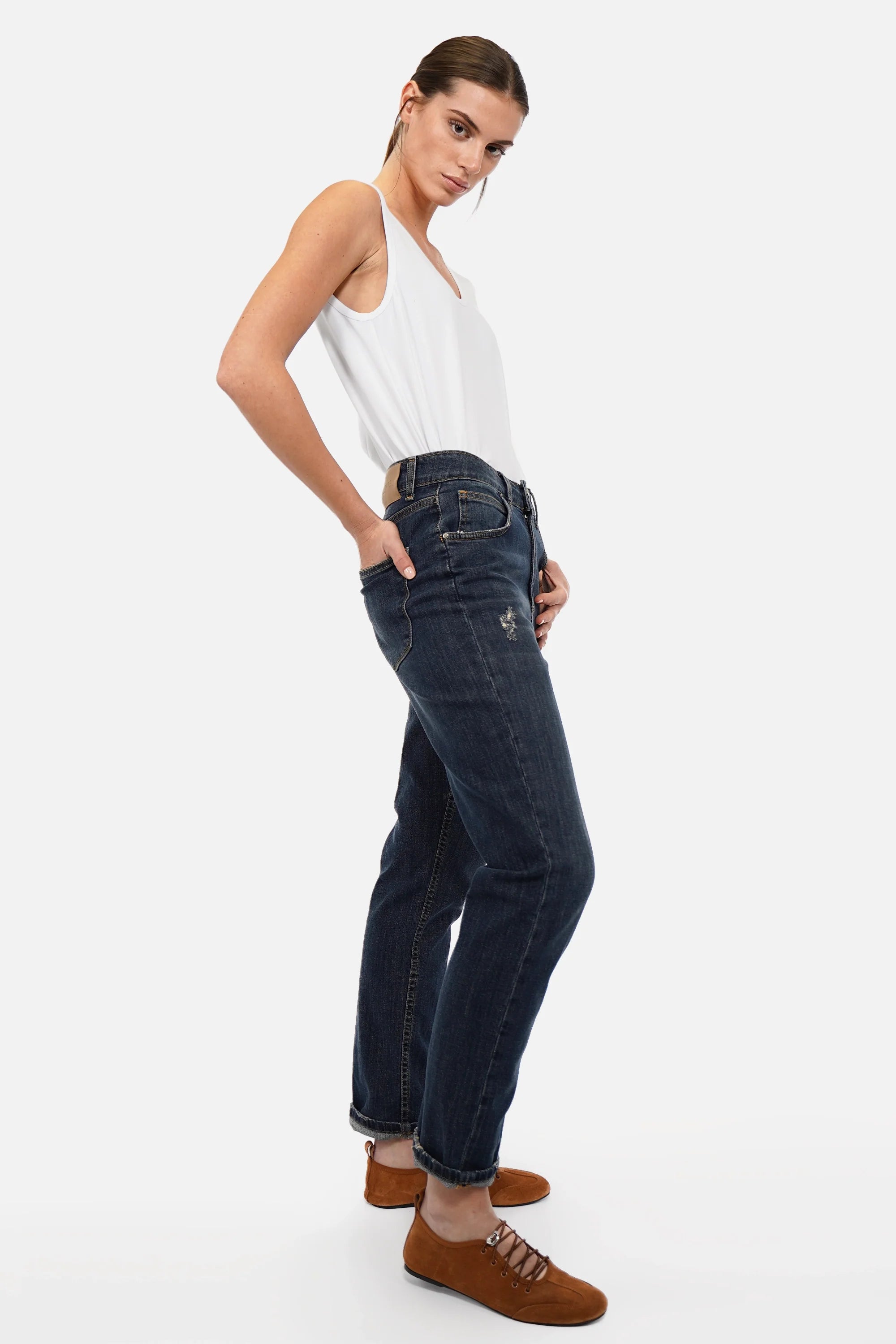 Dunkelblaue Boyfriend-Jeans mit Mid Waist und 5-Pocket-Stil, locker geschnitten mit leicht zulaufendem Bein.