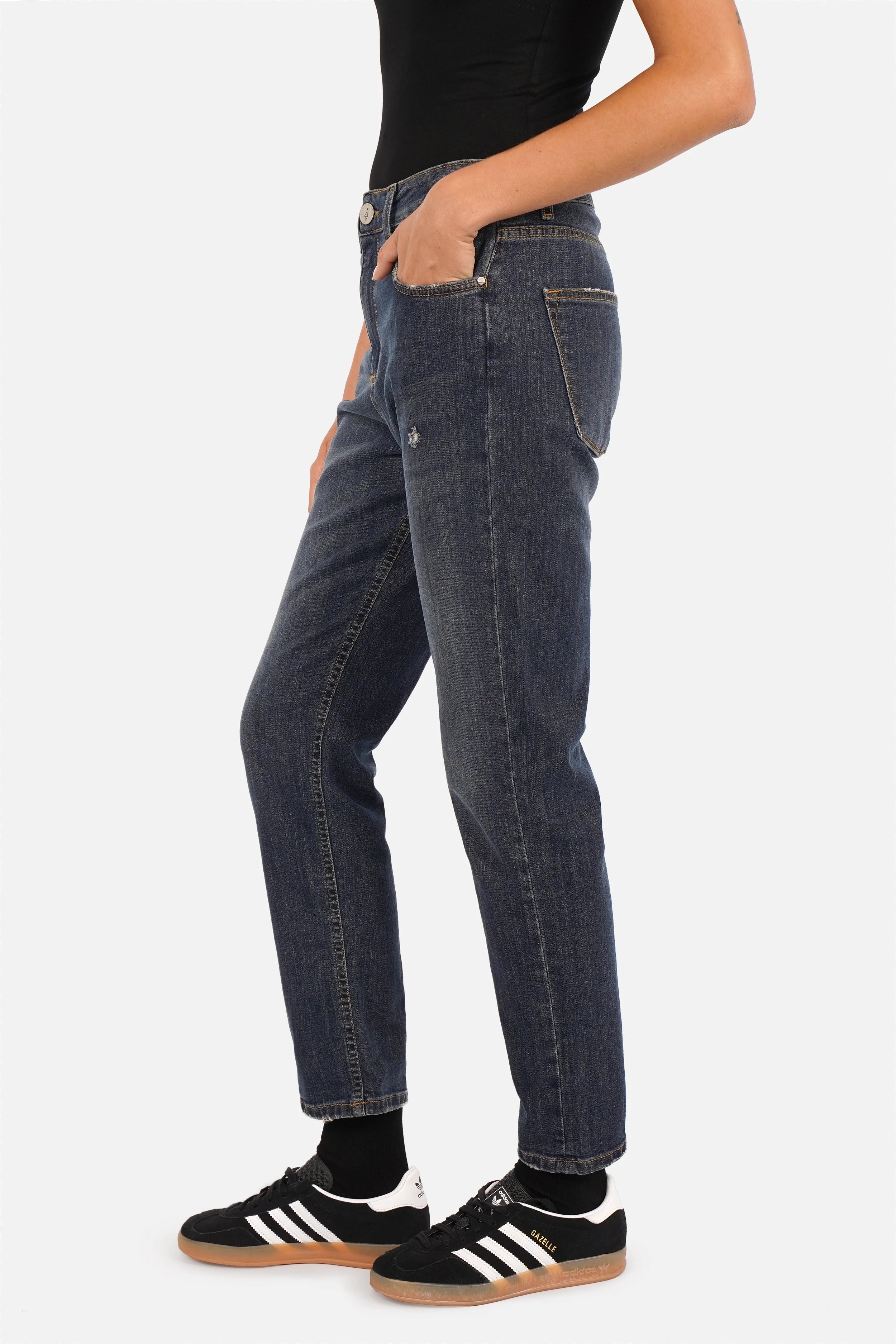 Dunkelblaue Boyfriend Jeans mit Used-Effekten und mid waist Schnitt