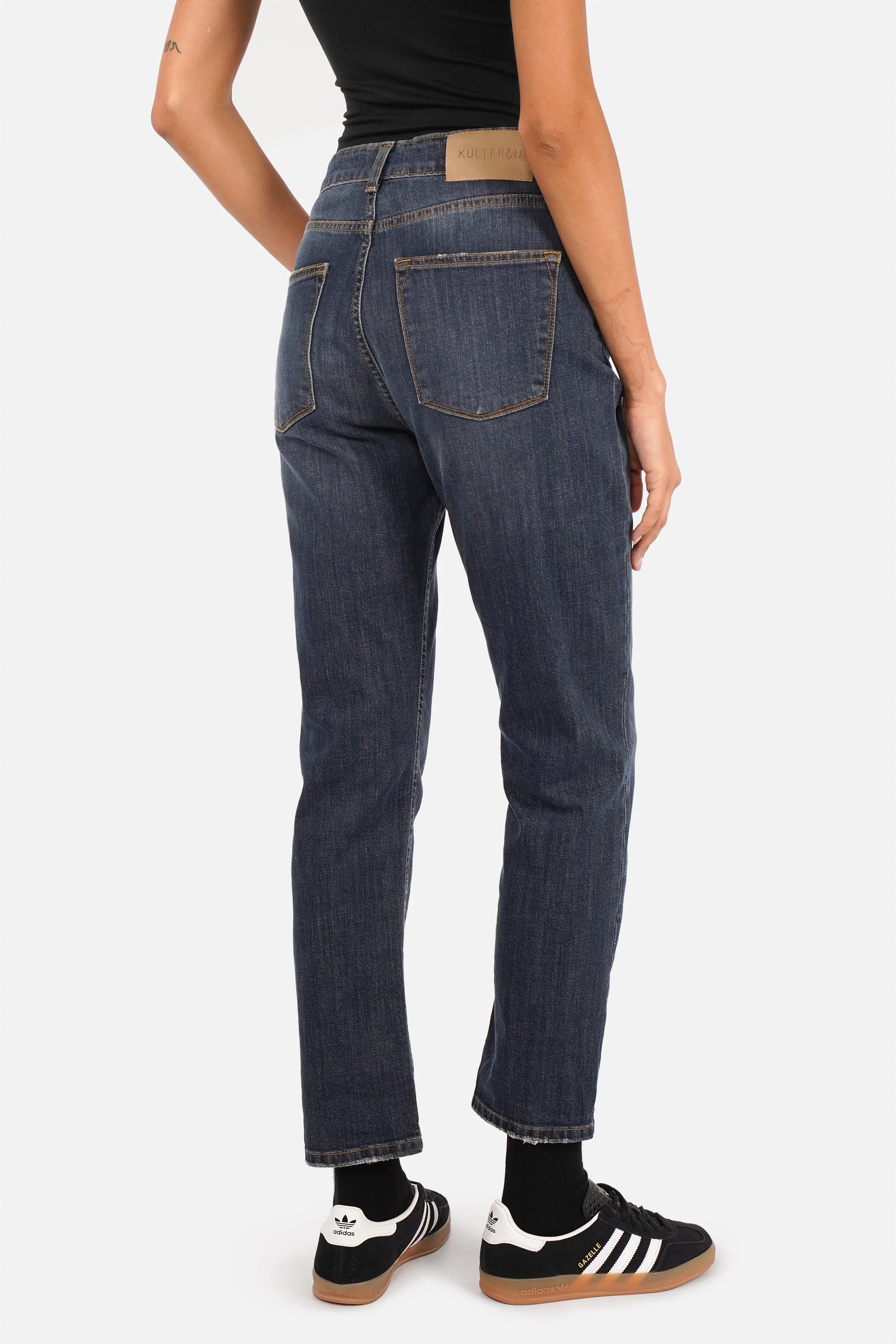 Dunkelblaue Boyfriend Jeans mit used Effekten und lockerem Schnitt