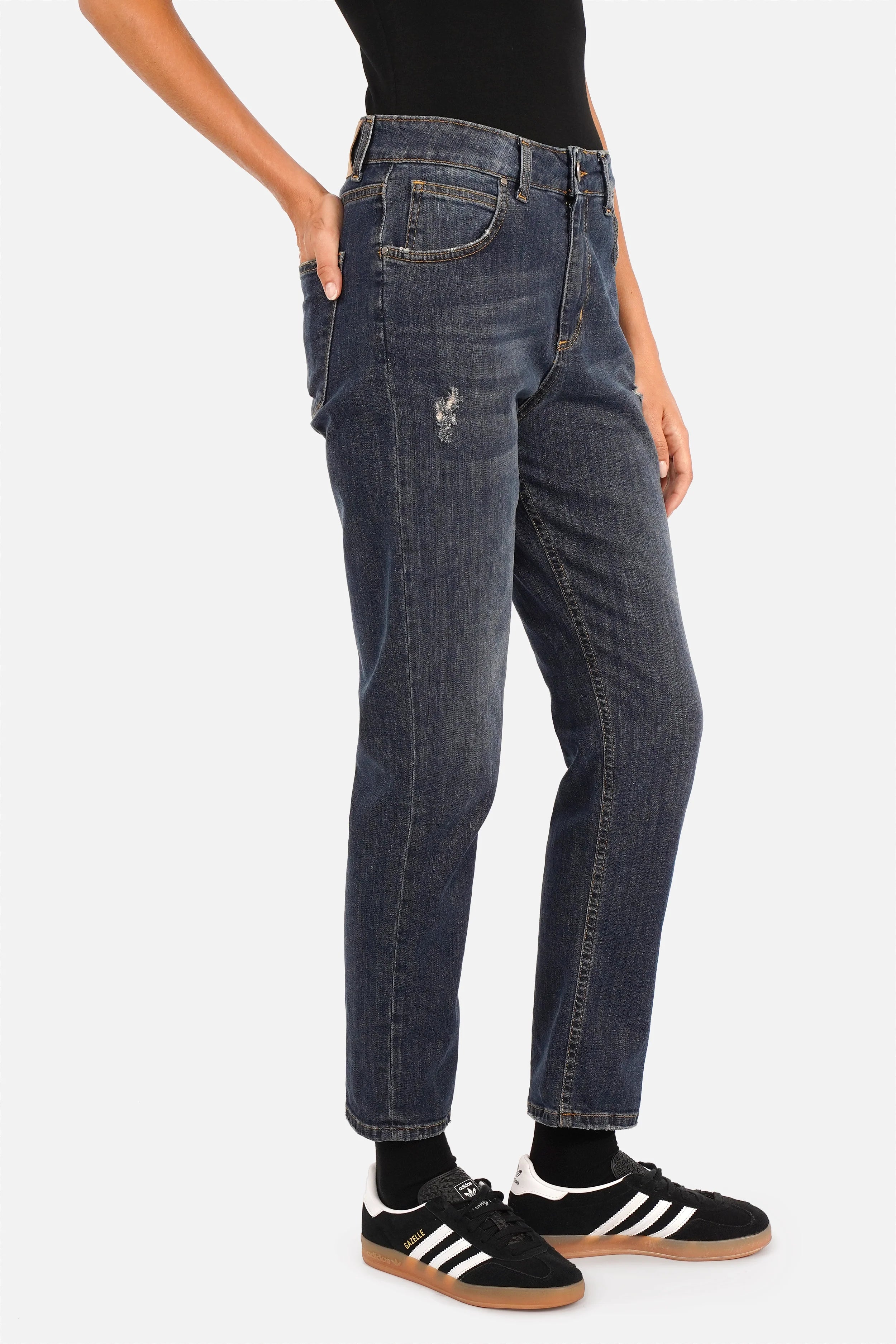 Dunkelblaue Boyfriend Jeans mit Used-Effekten und leicht zulaufendem Bein