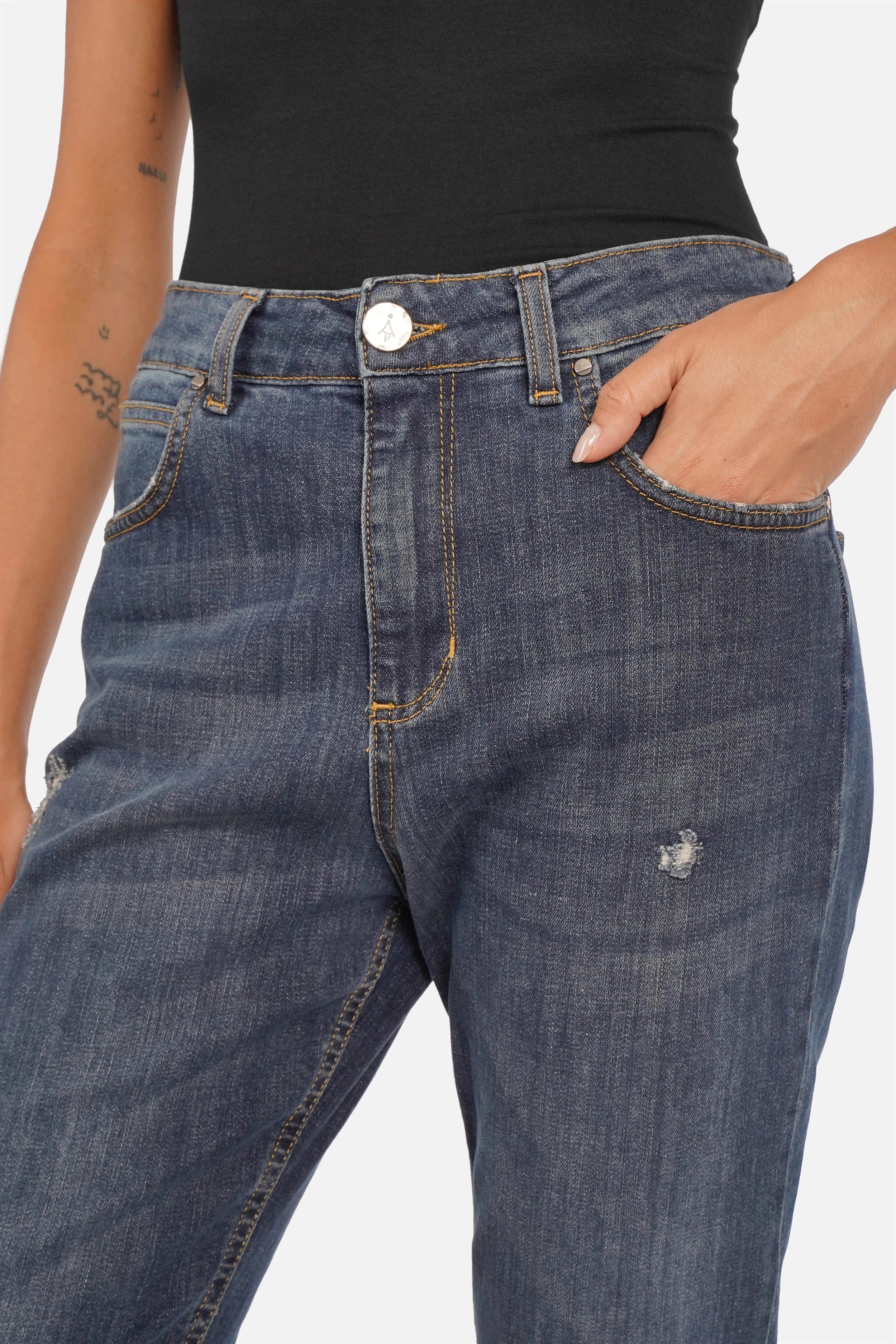 Dunkelblaue Boyfriend Jeans mit Used-Effekten und Destroyed-Details im lässigen Regular Fit