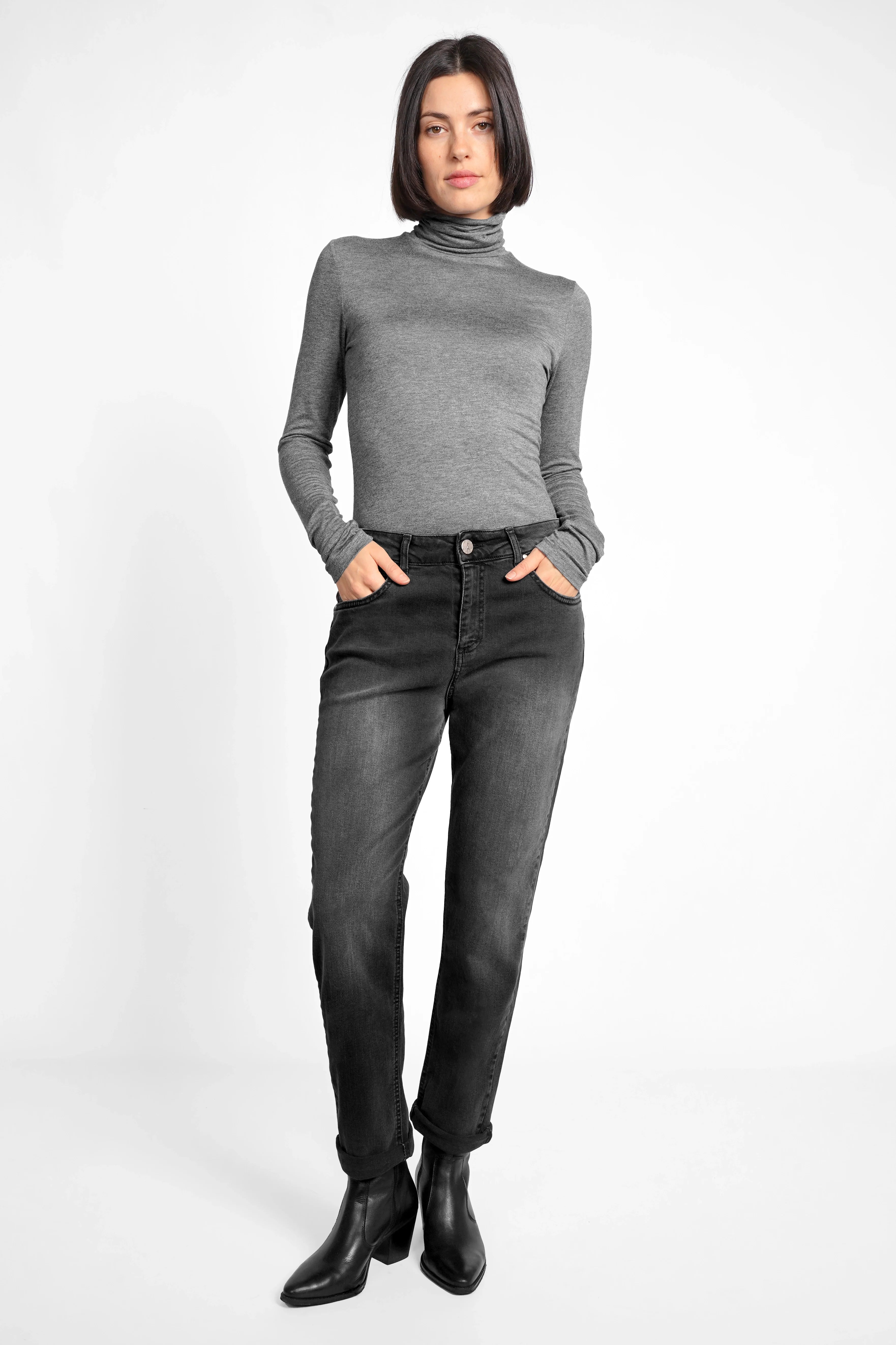 Woman wearing ALVA Boyfriend-Jeans in faded black with mid waist and tapered leg style