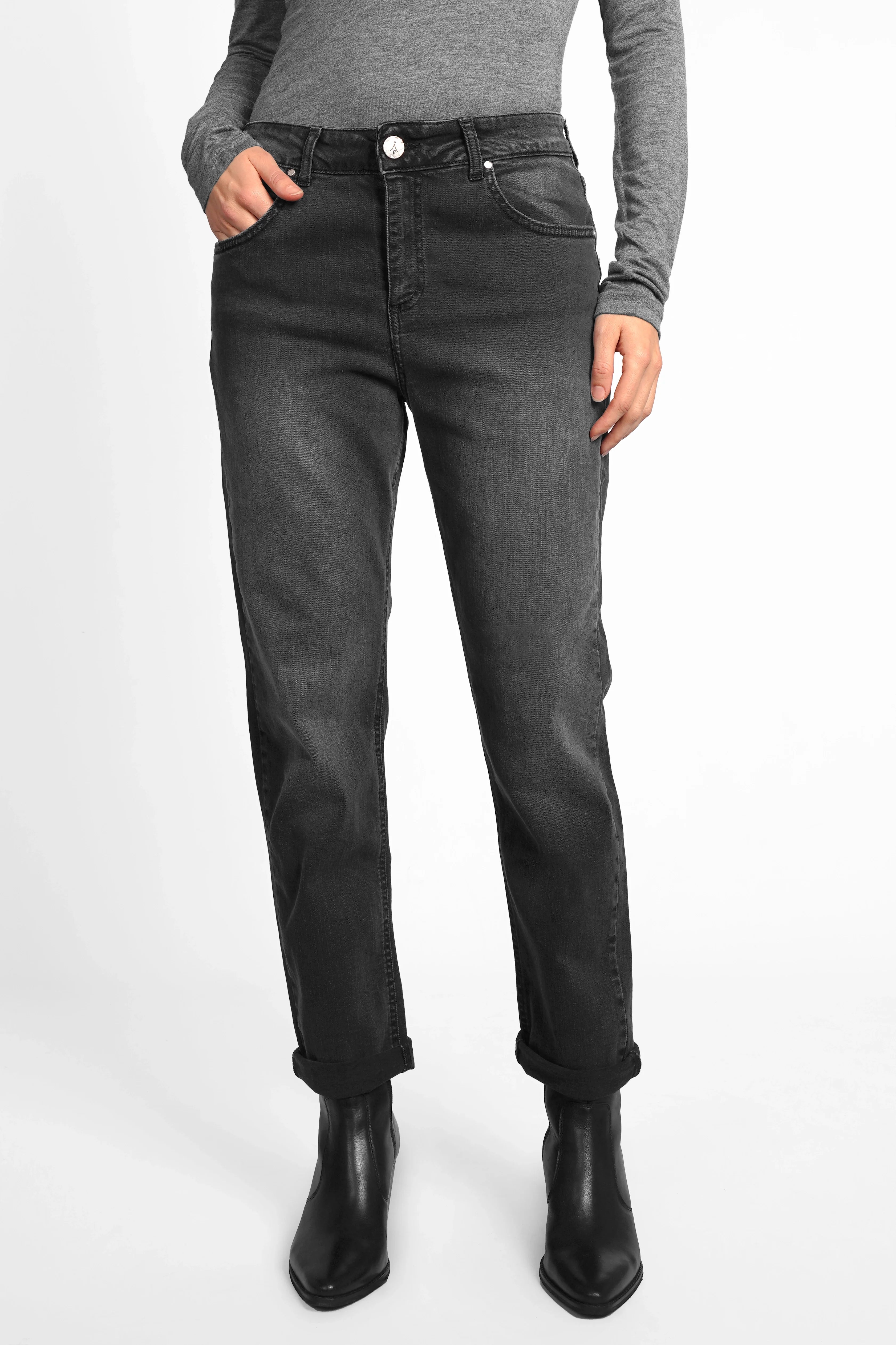 ALVA Boyfriend-Jeans in faded black, mid waist, soft stretch denim, tapered leg, relaxed fit, worn cuffed or long