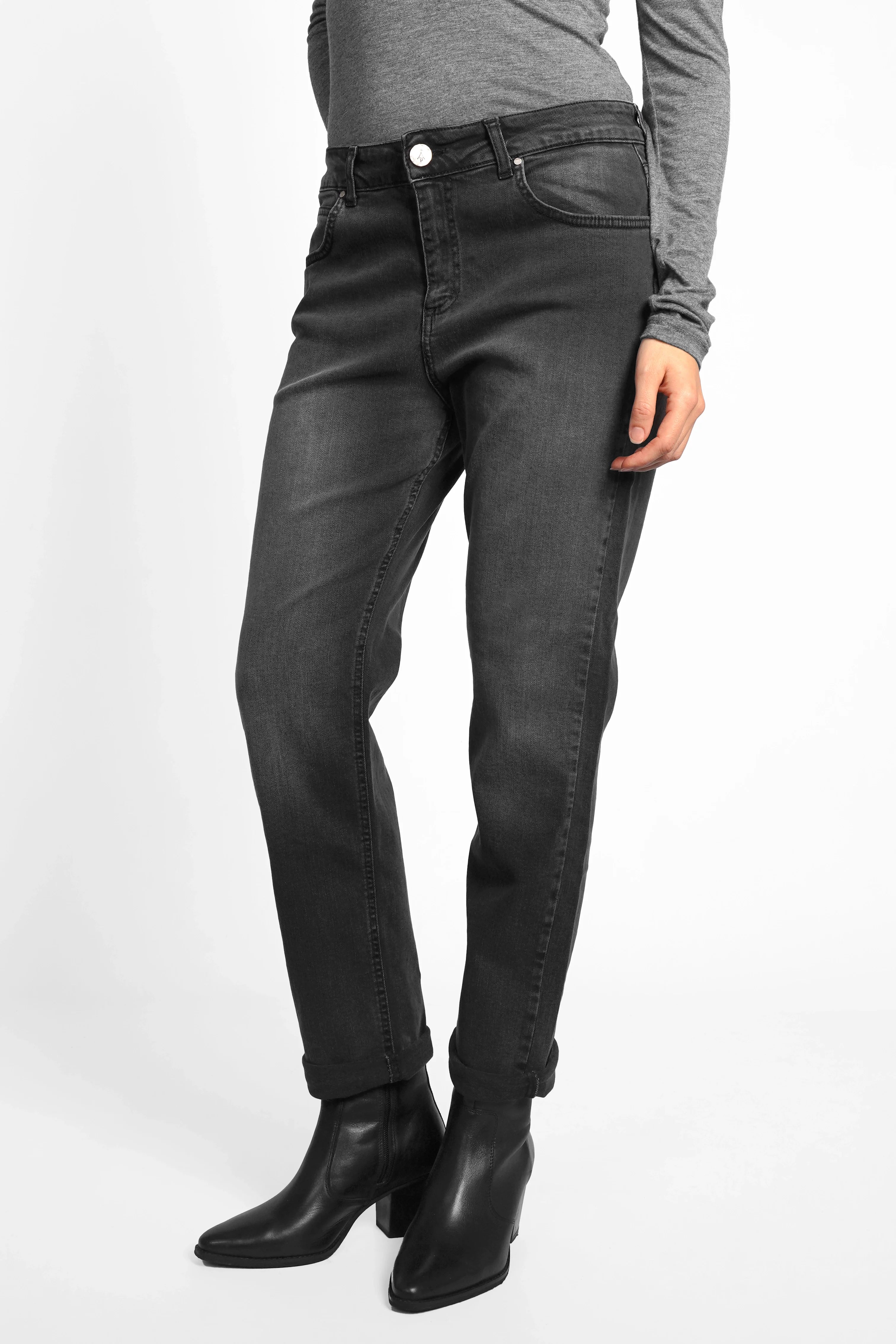 ALVA Boyfriend-Jeans in Faded Black, mid waist, soft stretch denim with tapered leg and 5-pocket style