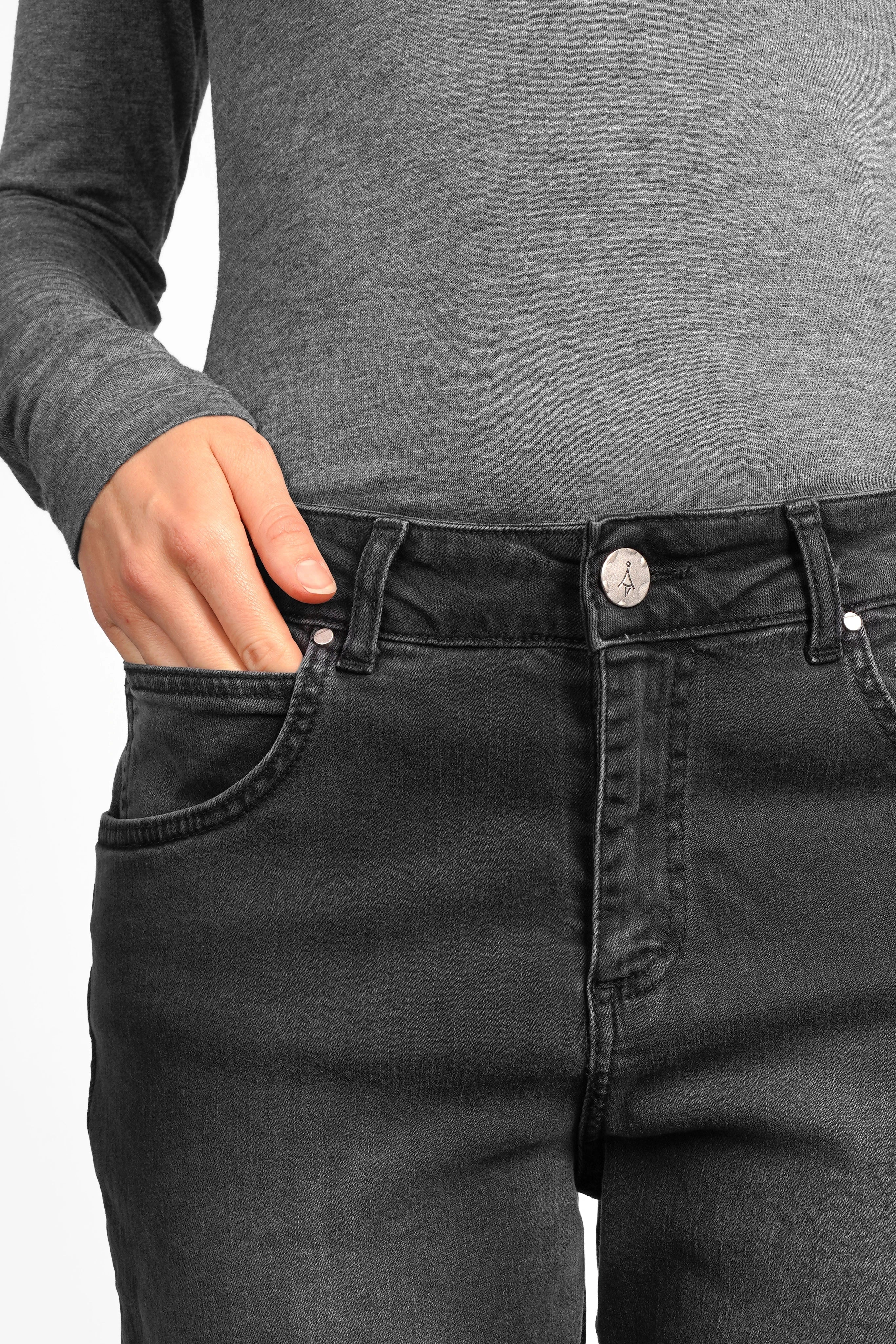 ALVA Boyfriend-Jeans in faded black, mid waist, soft stretch denim, 5-pocket style with zip and button closure.