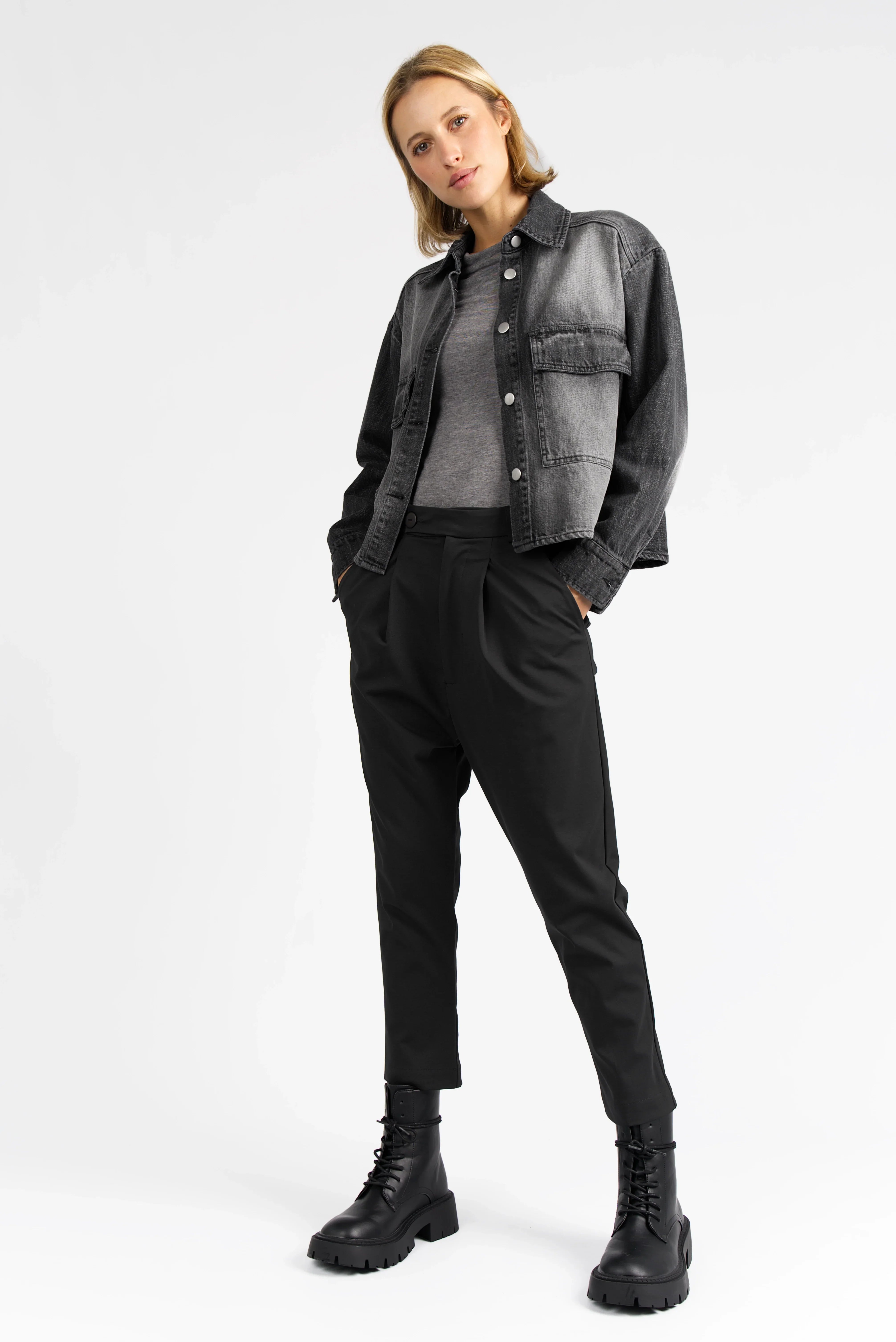 Frau trägt AMAKU Revive Hemdjacke aus weicher Baumwolle im Denim-Look mit Brusttaschen und Knopfleiste