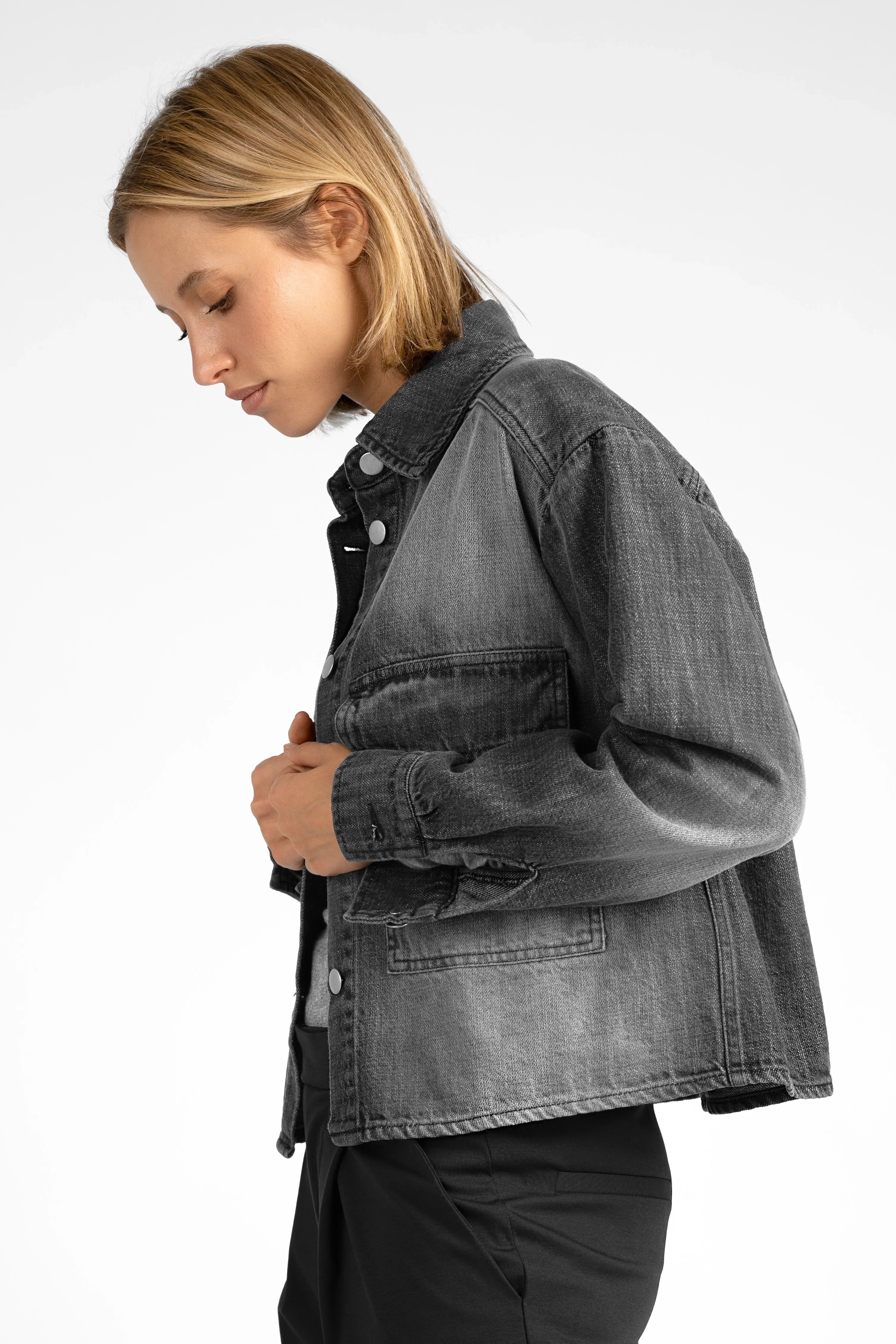 Frau trägt graue AMAKU Revive Hemdjacke aus strukturierter Baumwolle mit klassischem Kragen und Brusttaschen