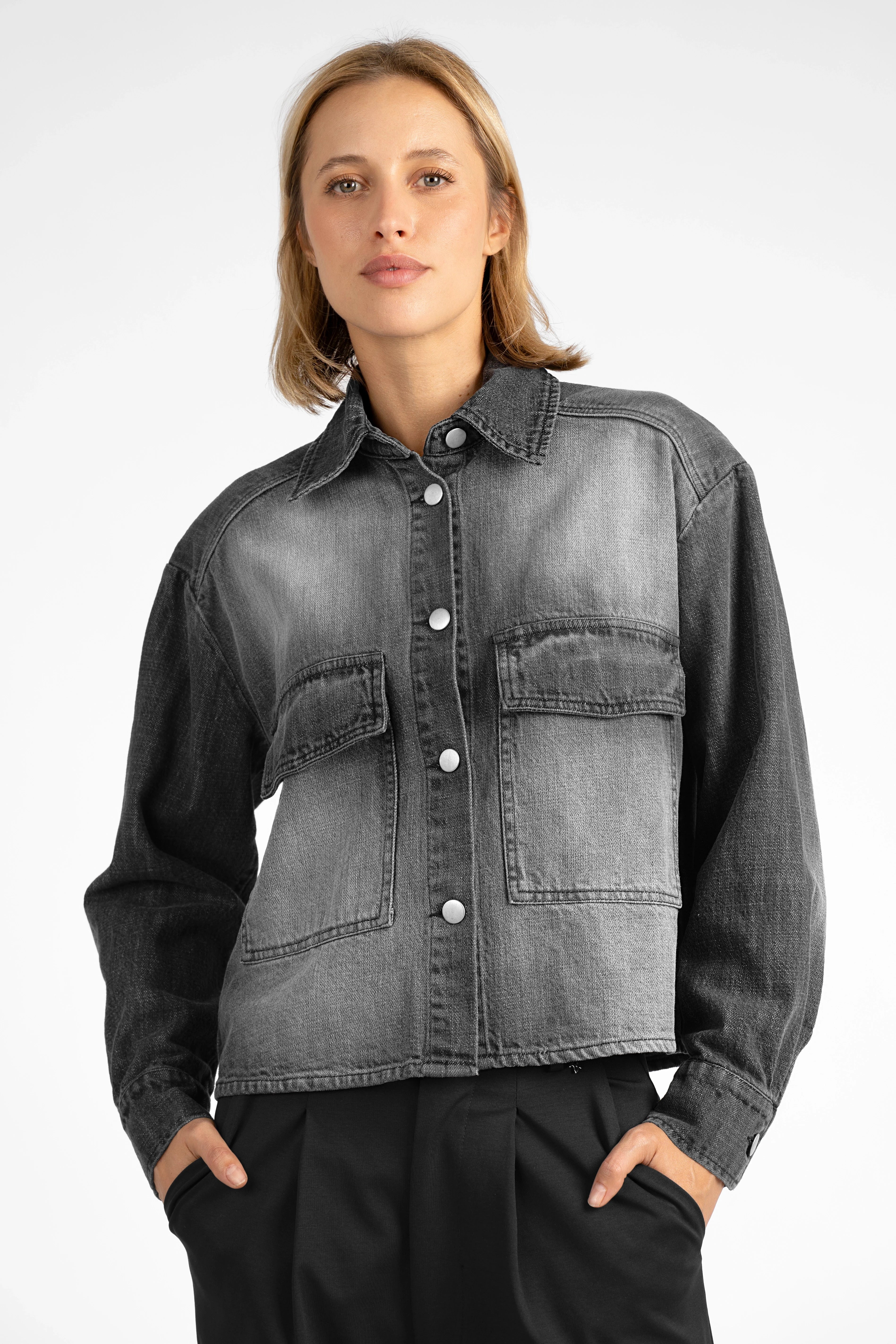 AMAKU Revive Hemdjacke aus weicher, strukturierter Baumwolle mit Jeans-Optik und Brusttaschen in Grau