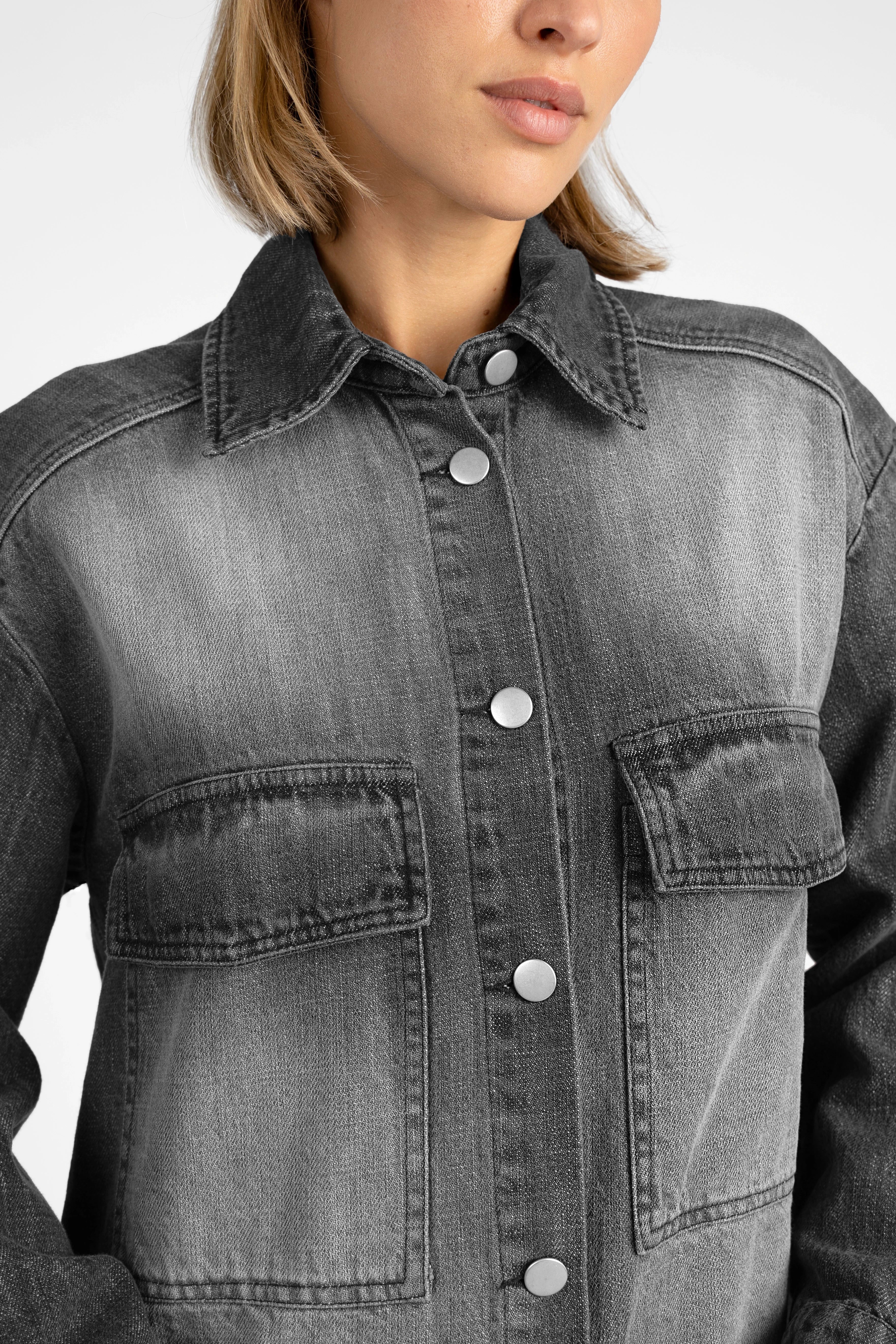 Frau trägt AMAKU Revive Hemdjacke in leichter, strukturierter Baumwolle mit Jeans-Optik und Knopfleiste