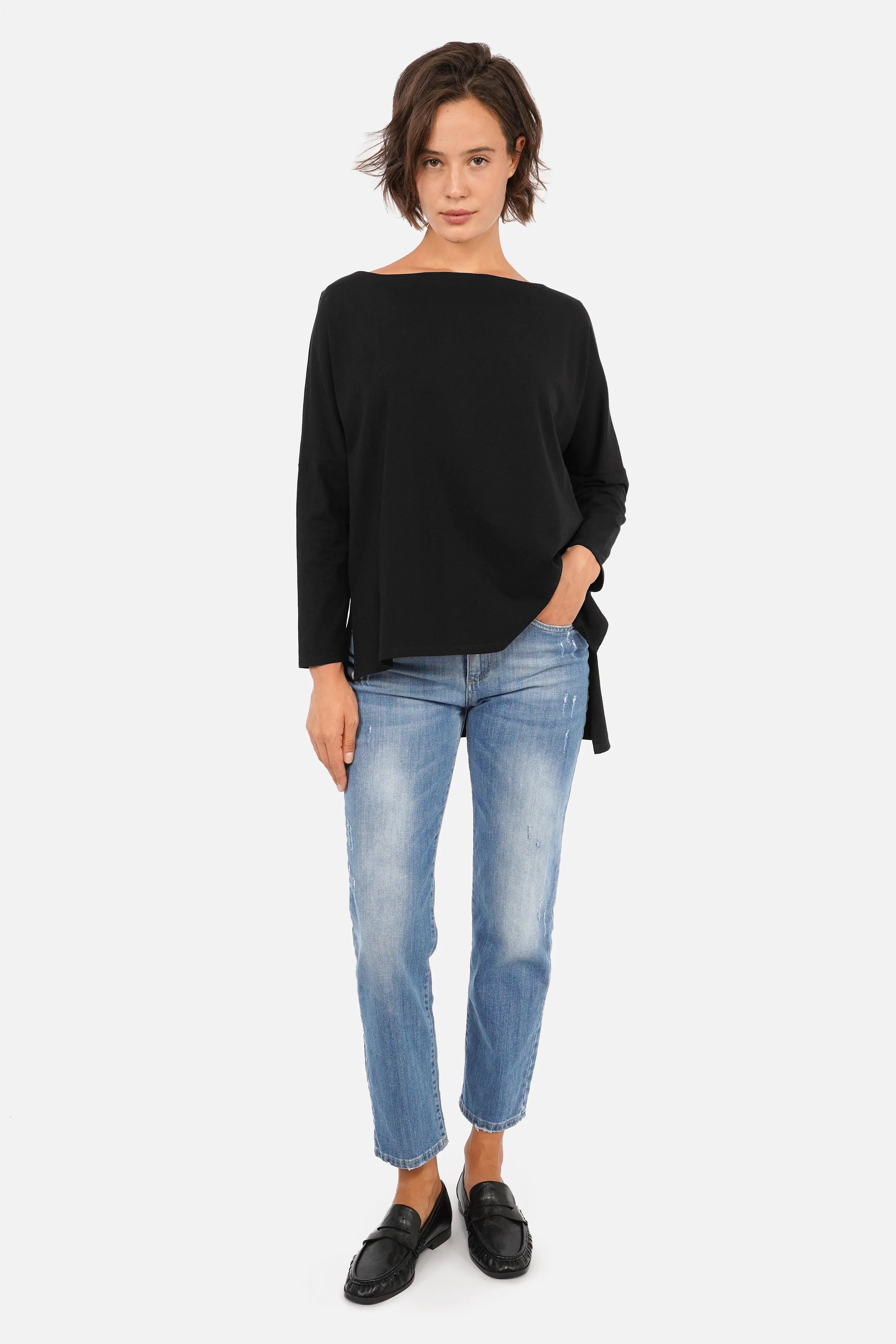 AMALEA Longsleeve aus weichem Baumwolljersey mit U-Boot-Ausschnitt und verlängertem Rückensaum in Relaxed Fit