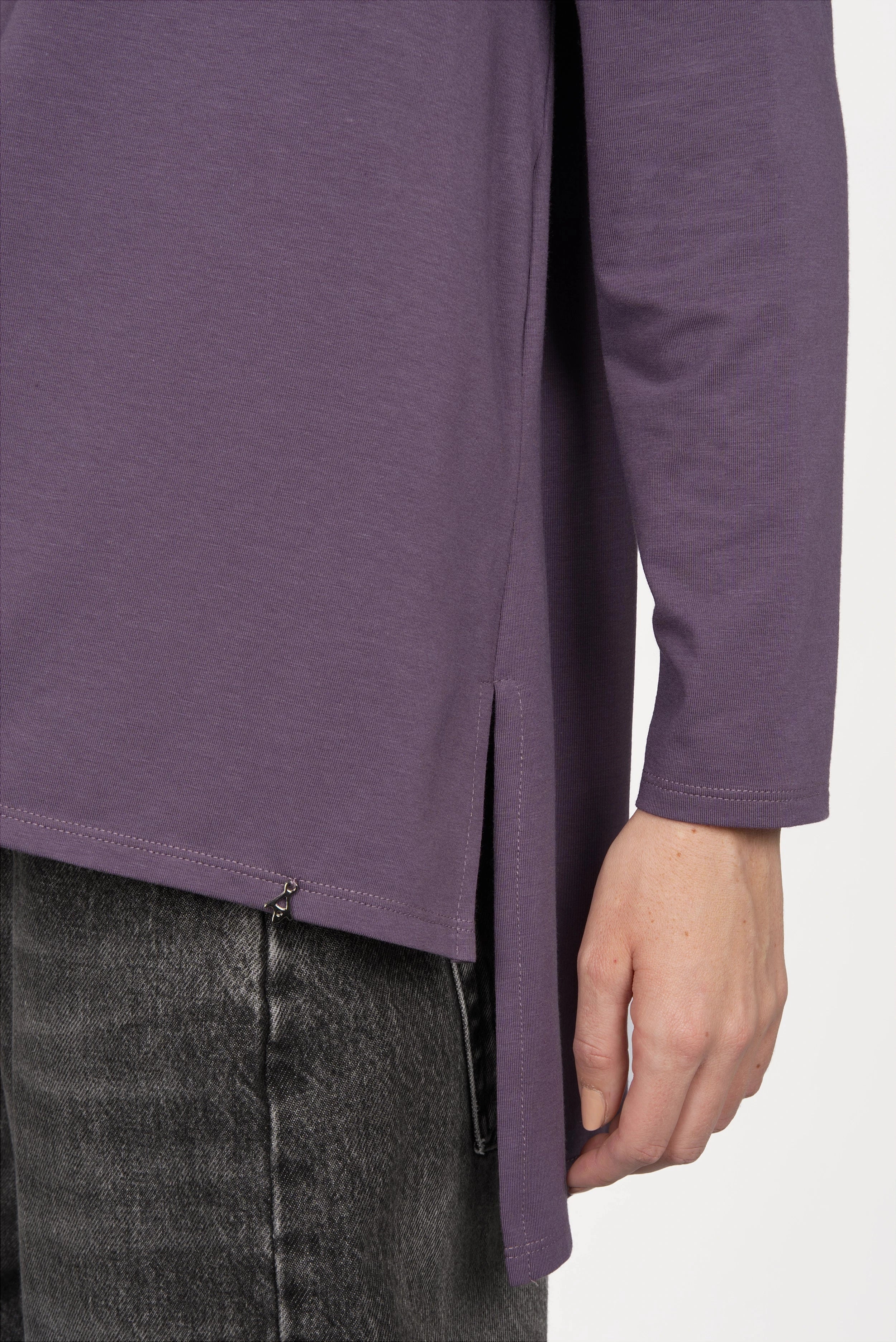 AMALEA Relaxed Fit Longsleeve aus weichem Baumwolljersey mit U-Boot Ausschnitt, seitlichen Schlitzen und verlängertem Rückensaum in Lila