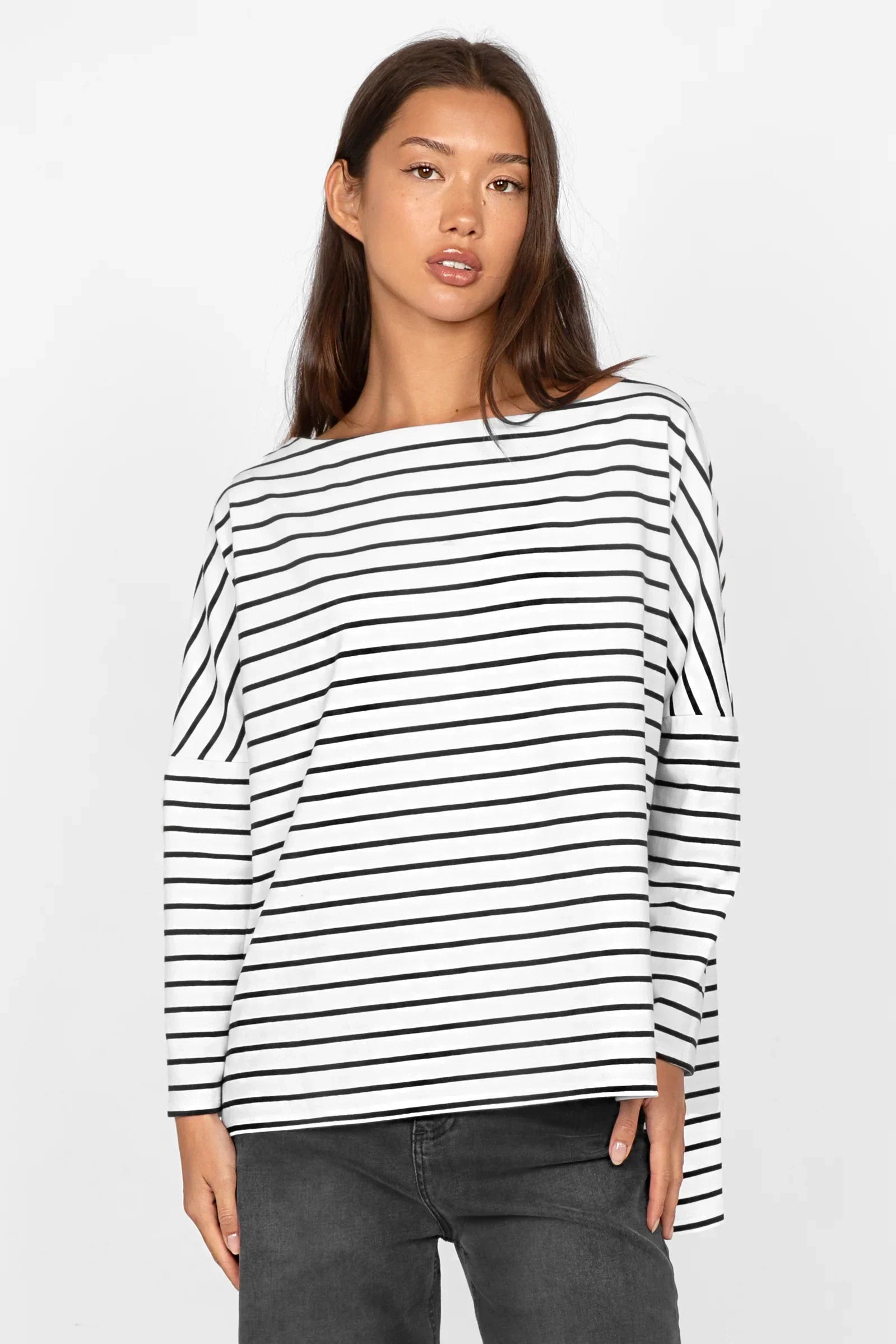 Amalea gestreiftes Longsleeve schwarzer weißer Baumwollstretch mit U-Boot Ausschnitt und seitlichen Schlitzen