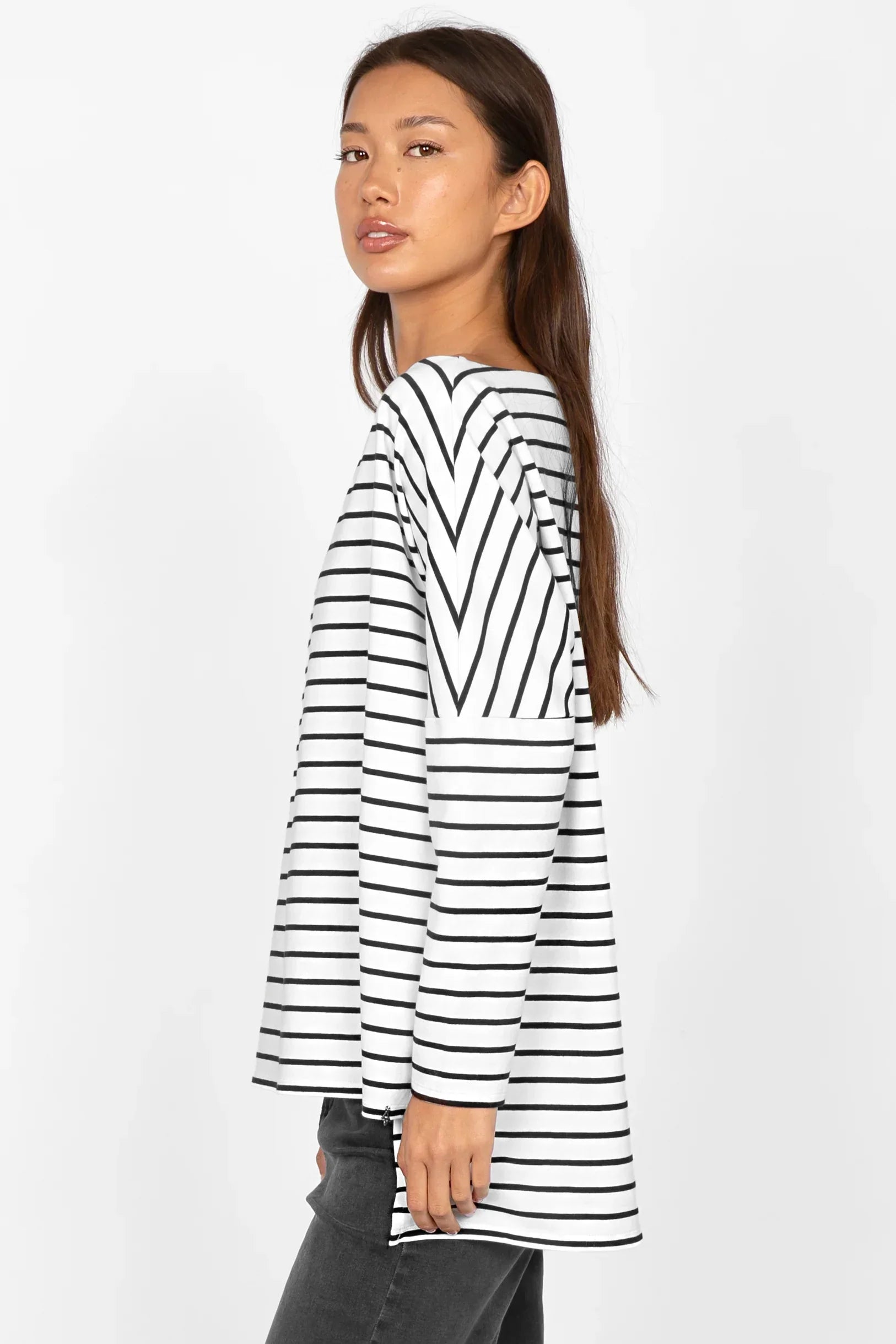 Amalea Gestreiftes Longsleeve aus Baumwollstretch mit U-Boot Ausschnitt und seitlichen Schlitzen