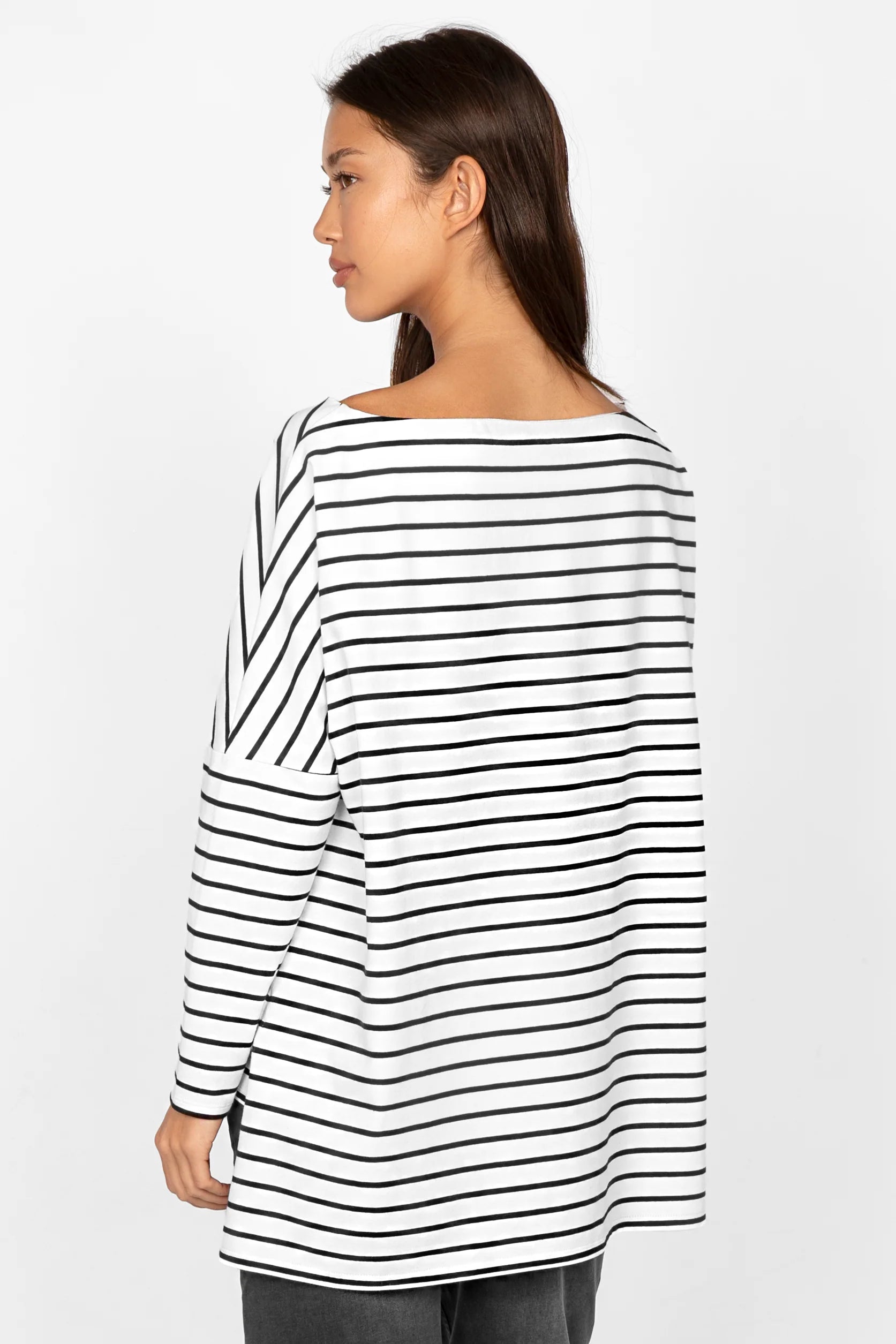 AMALEA Gestreiftes Longsleeve black and white striped cotton stretch shirt with boat neckline and relaxed fit shown from the back on model