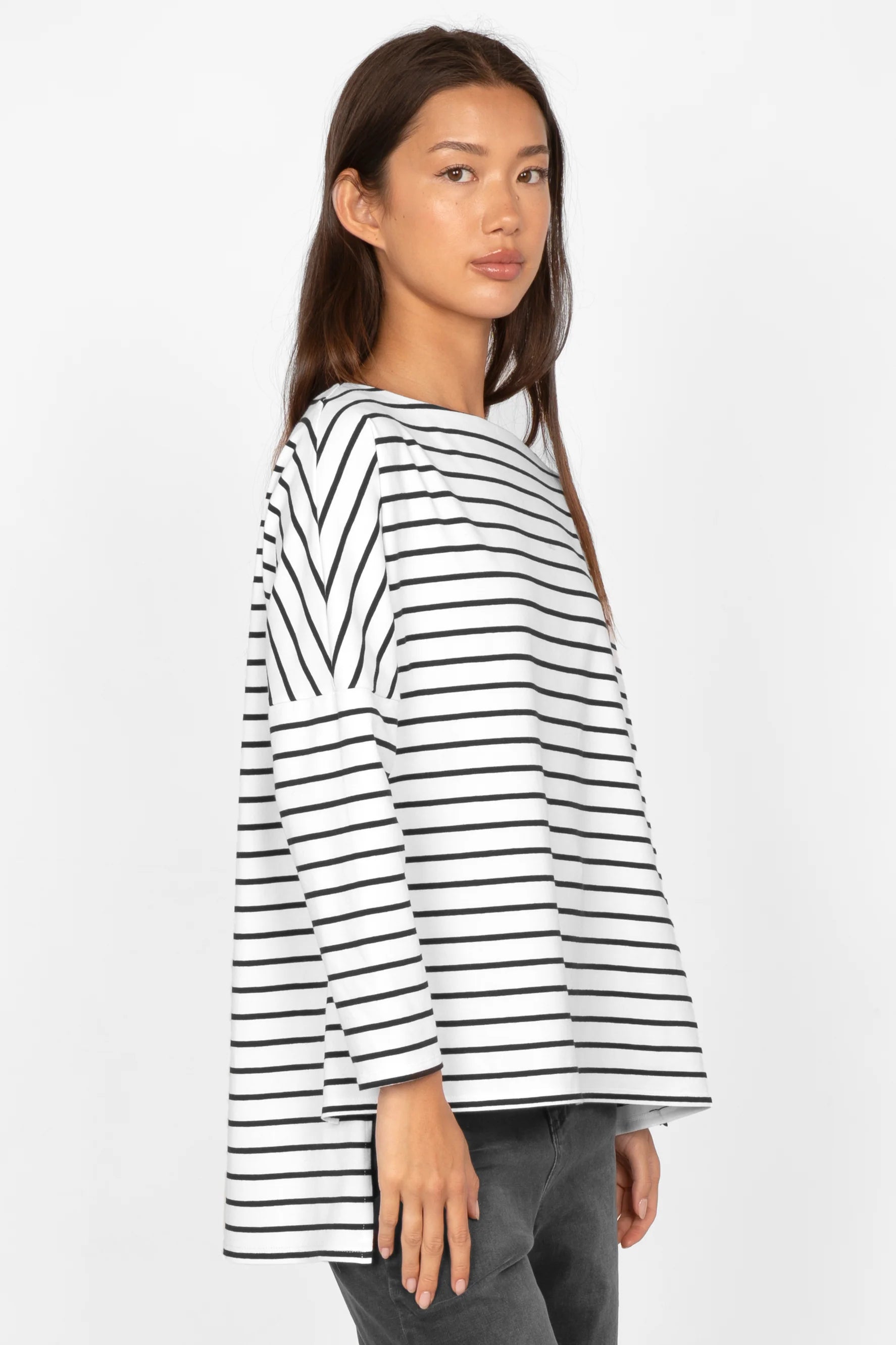 AMALEA Gestreiftes Longsleeve black and white striped cotton stretch top with relaxed fit and boat neckline