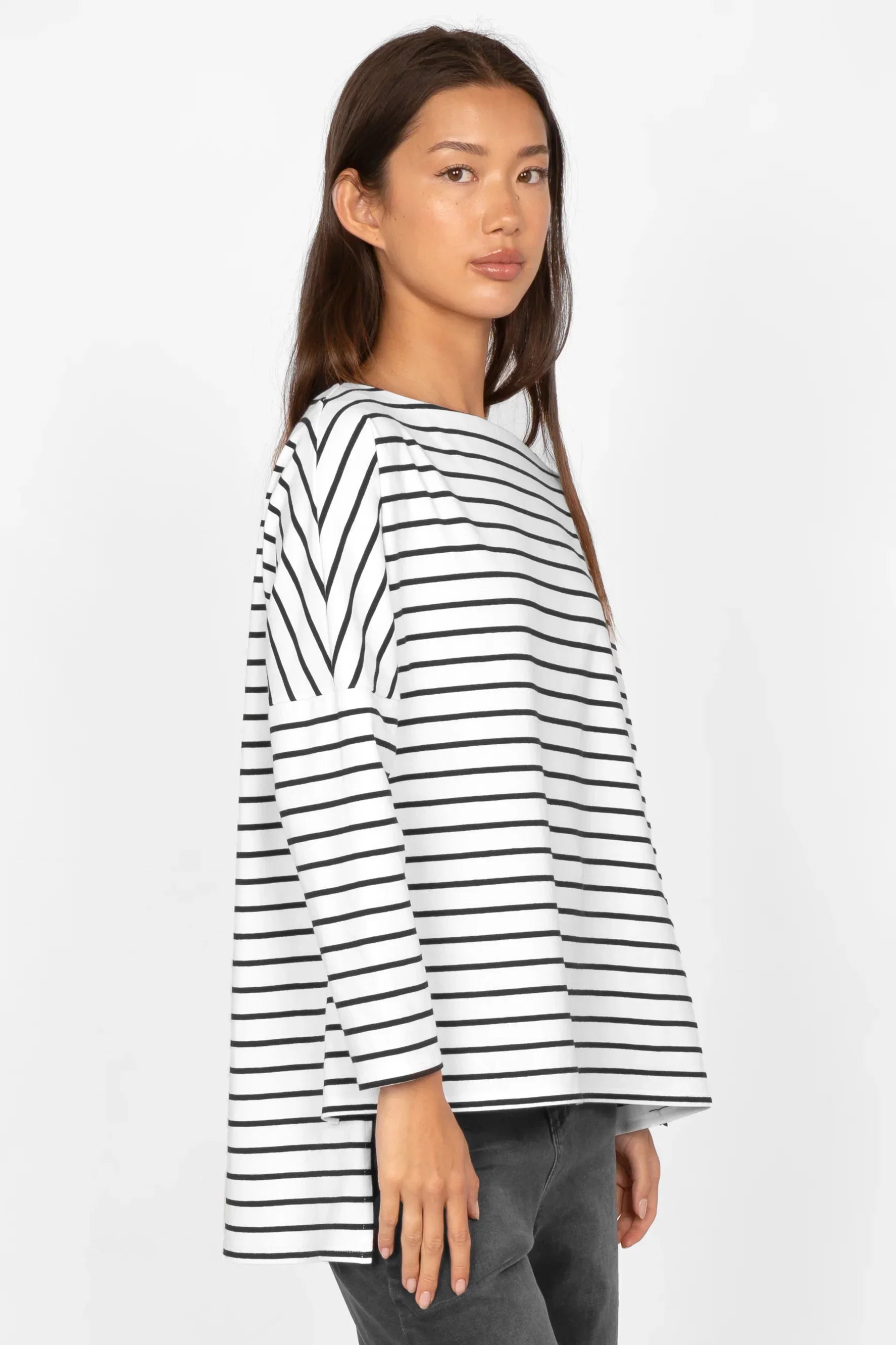 Amalea gestreiftes Longsleeve mit U-Boot Ausschnitt und seitlichen Schlitzen aus Baumwollstretch