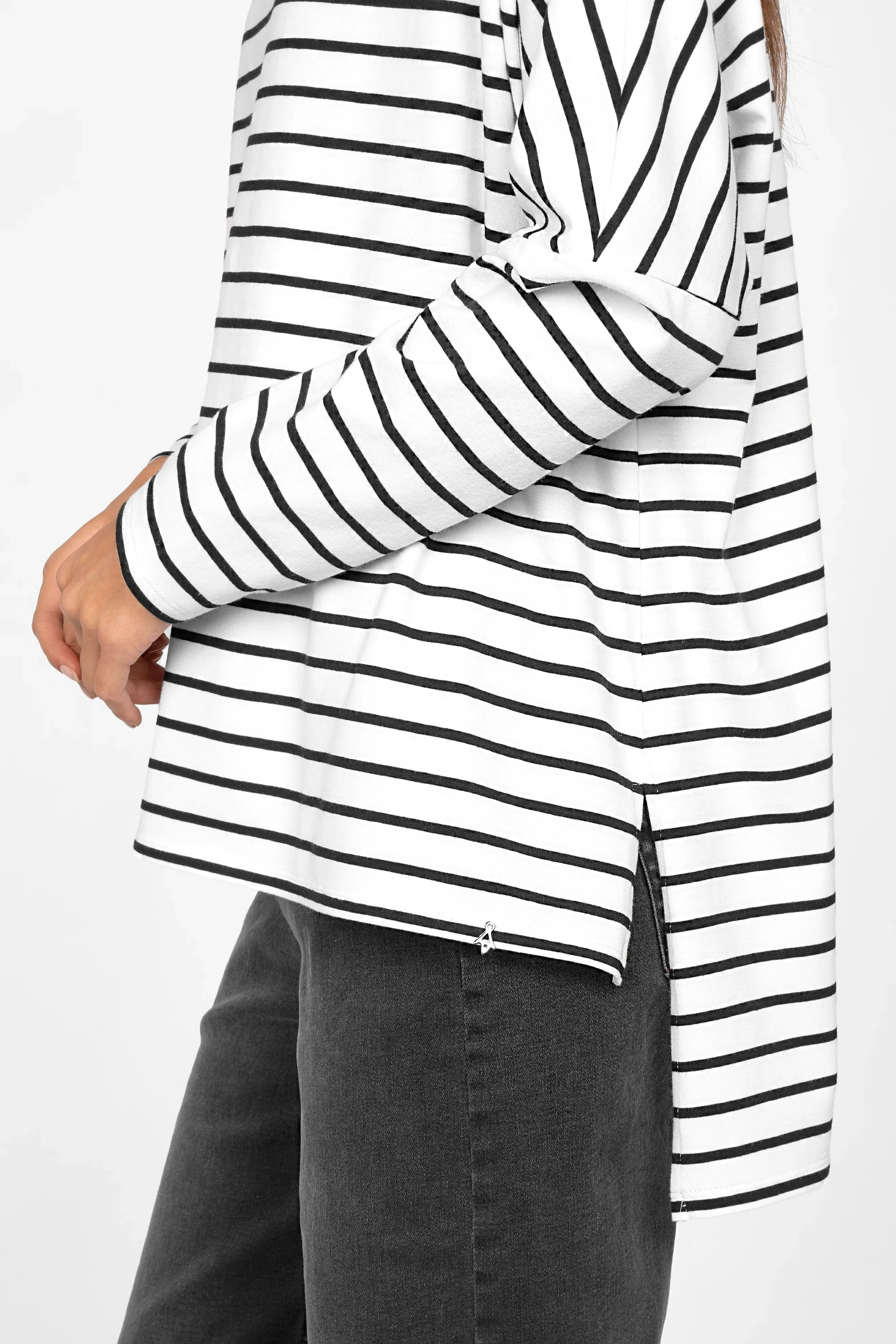 AMALEA Gestreiftes Longsleeve aus Baumwollstretch mit schwarz-weißen Streifen, U-Boot Ausschnitt, seitlichen Schlitzen und verlängertem Rückensaum