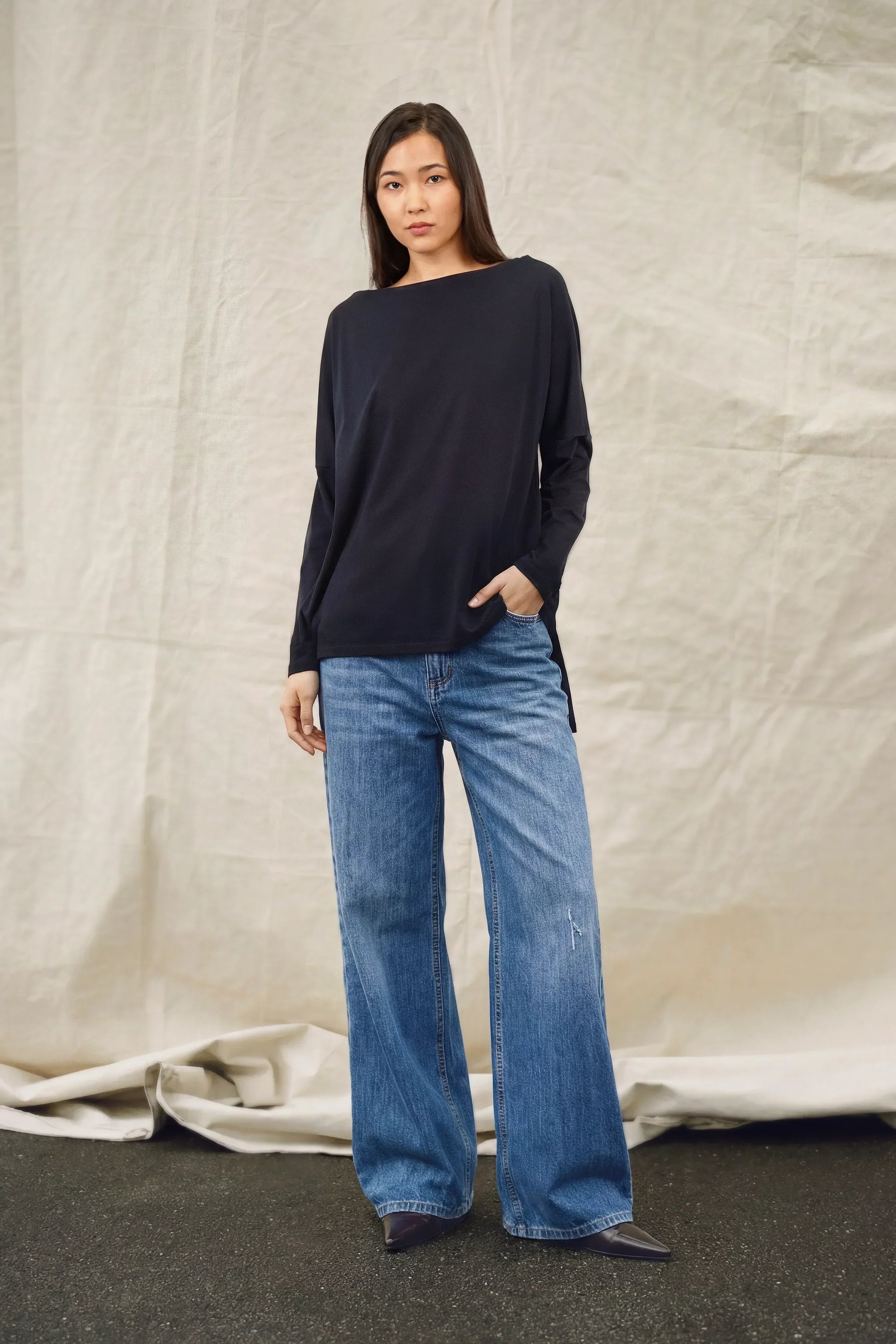 AMALEA Longsleeve aus weichem Baumwolljersey mit U-Boot-Ausschnitt und verlängertem Rückensaum