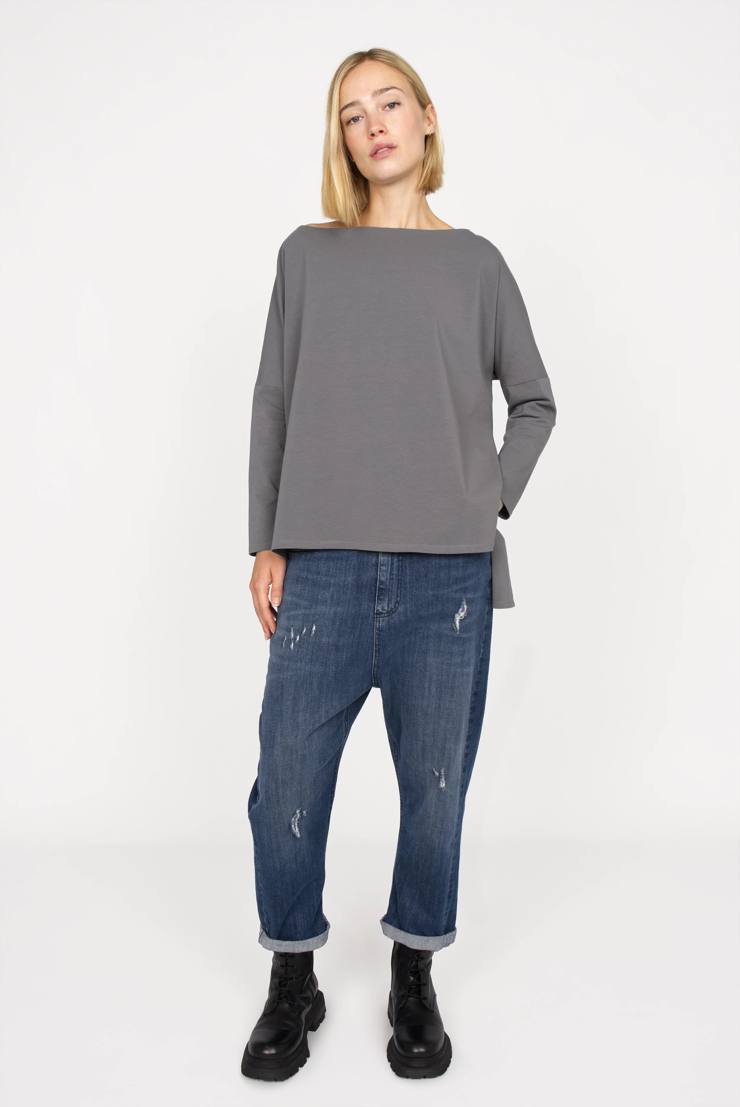 AMALEA Relaxed Fit graues Longsleeve mit U-Boot Ausschnitt und seitlichen Schlitzen