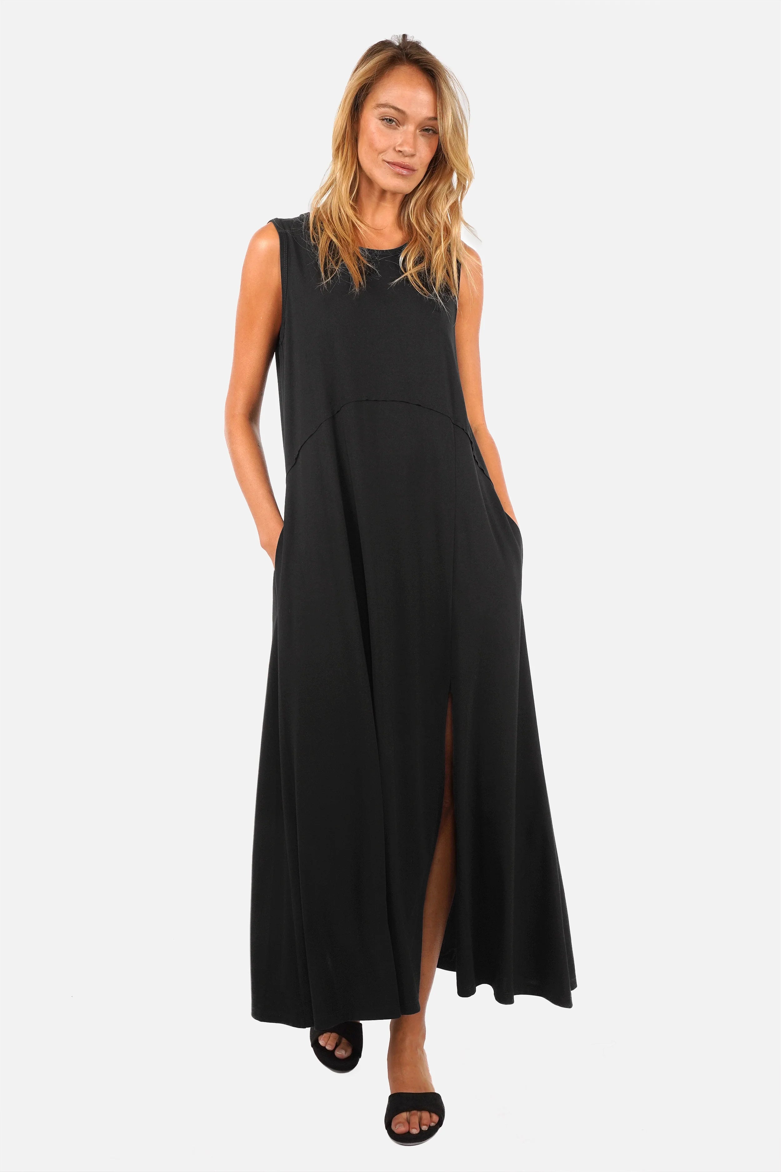 ANDDA Maxikleid aus weichem Viskosejersey mit Rundhalsausschnitt, seitlichen Taschen und seitlichem Schlitz in A-Linie