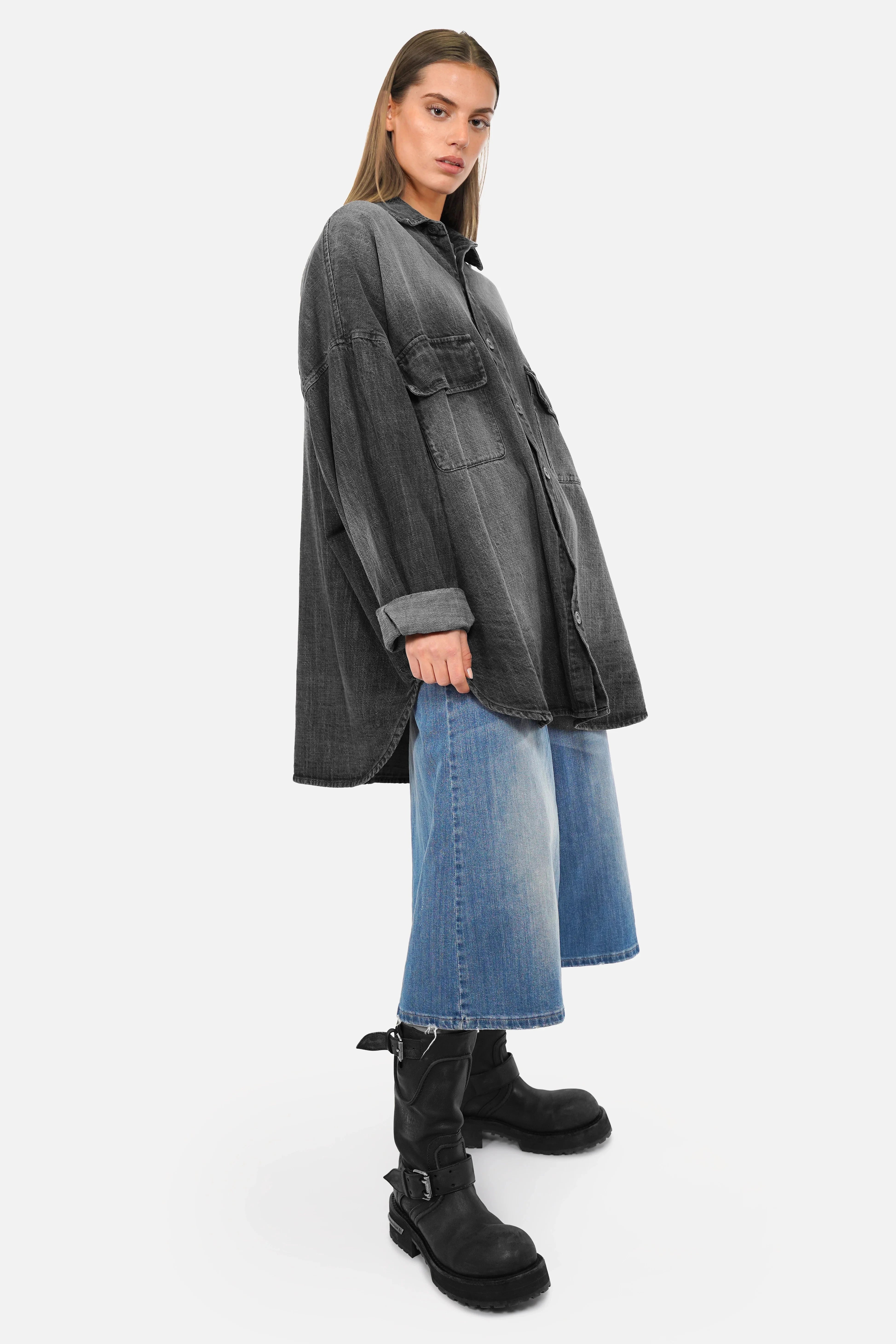Oversized Denim Hemdjacke aus Blackwashed Baumwolle mit Hemdkragen und Brusttaschen