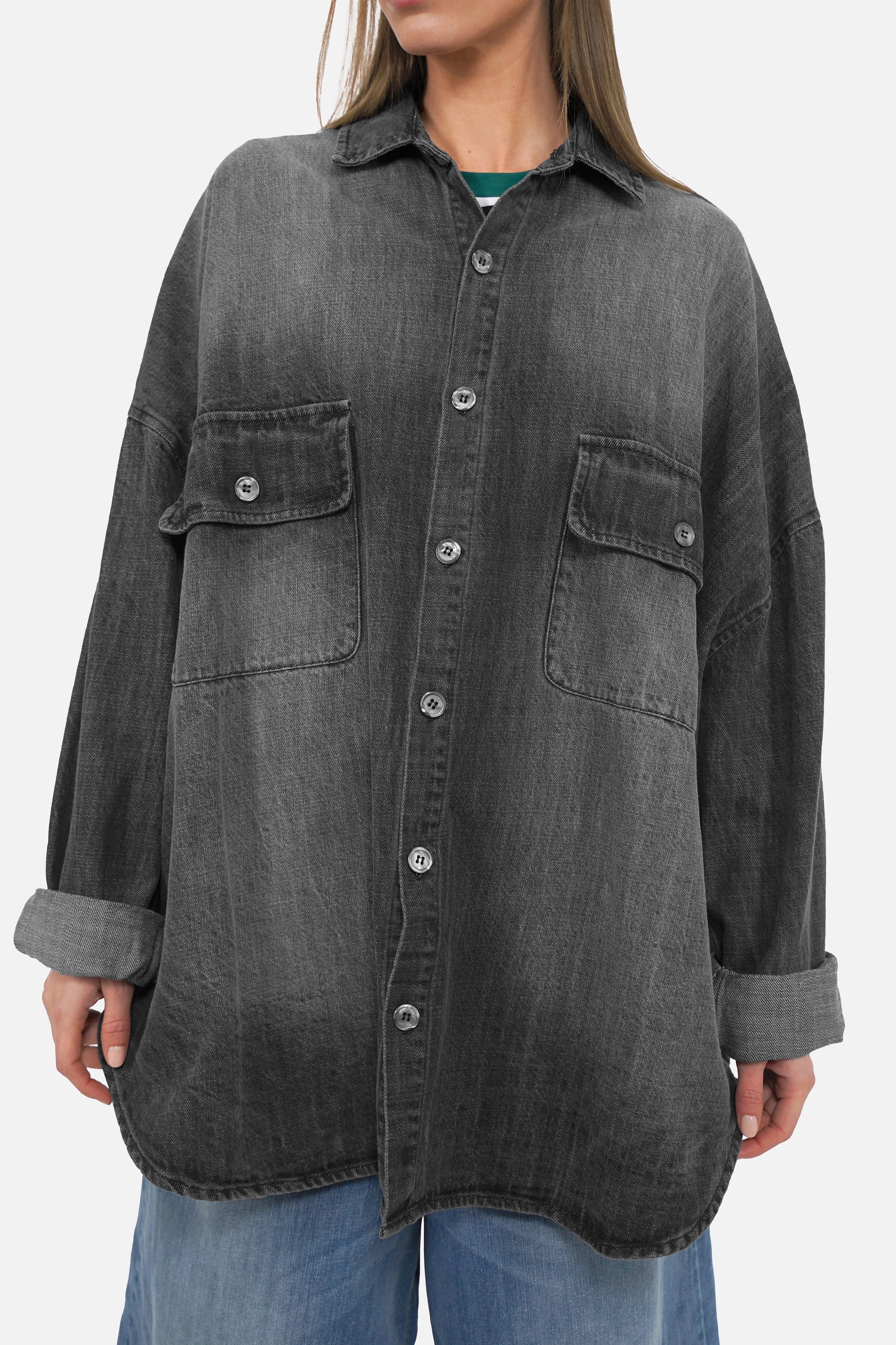 Schwarze oversized Denim Hemdjacke mit Hemdkragen und aufgesetzten Brusttaschen in Blackwashed-Optik