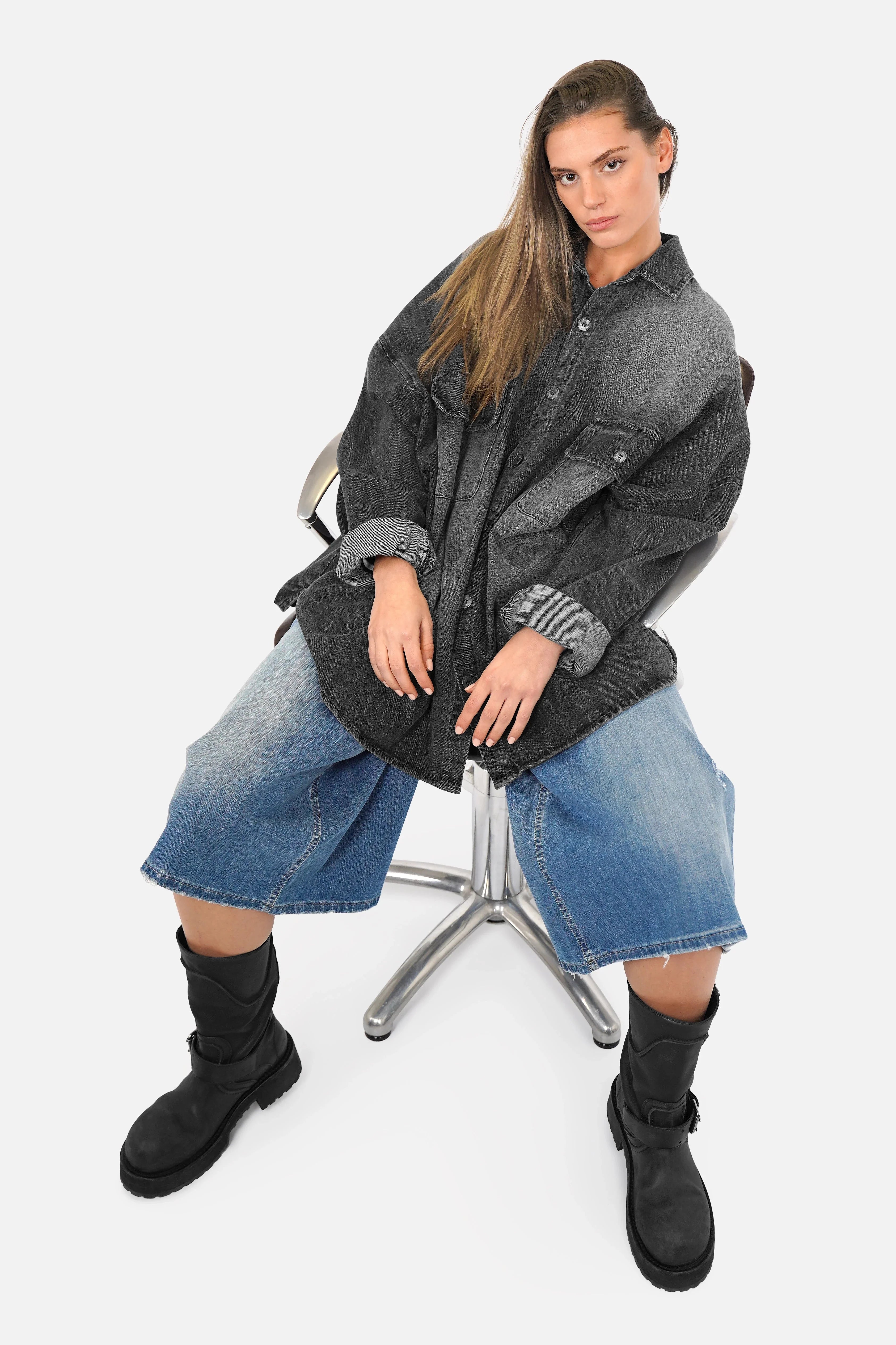 Oversized Denim Hemdjacke aus Baumwolle in Blackwashed-Optik mit Hemdkragen und Brusttaschen
