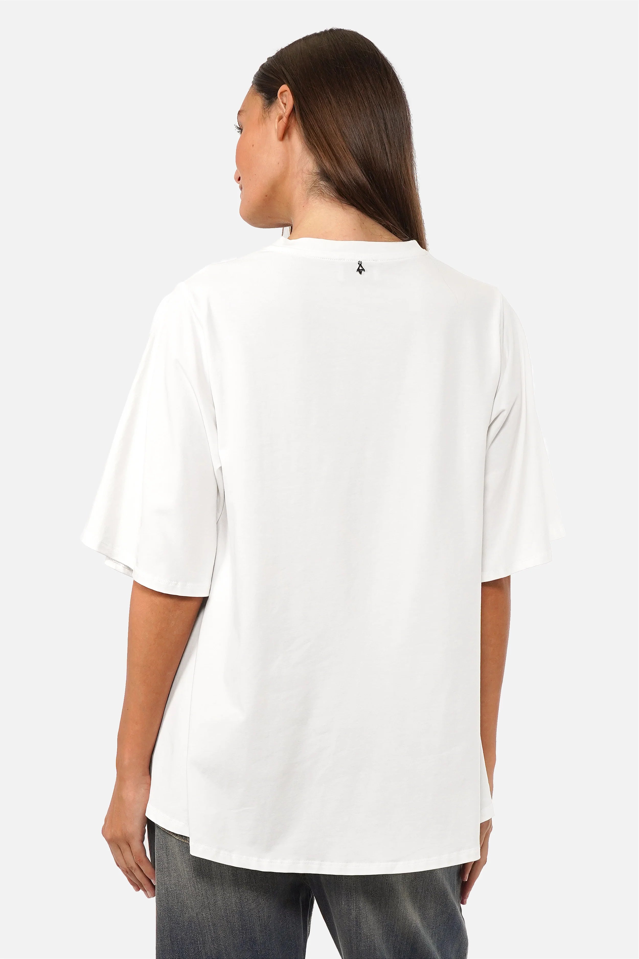 Anele T-Shirt with soft cotton jersey, round neckline, flared sleeves, longer back, A-line shape, regular fit, worn by model size S