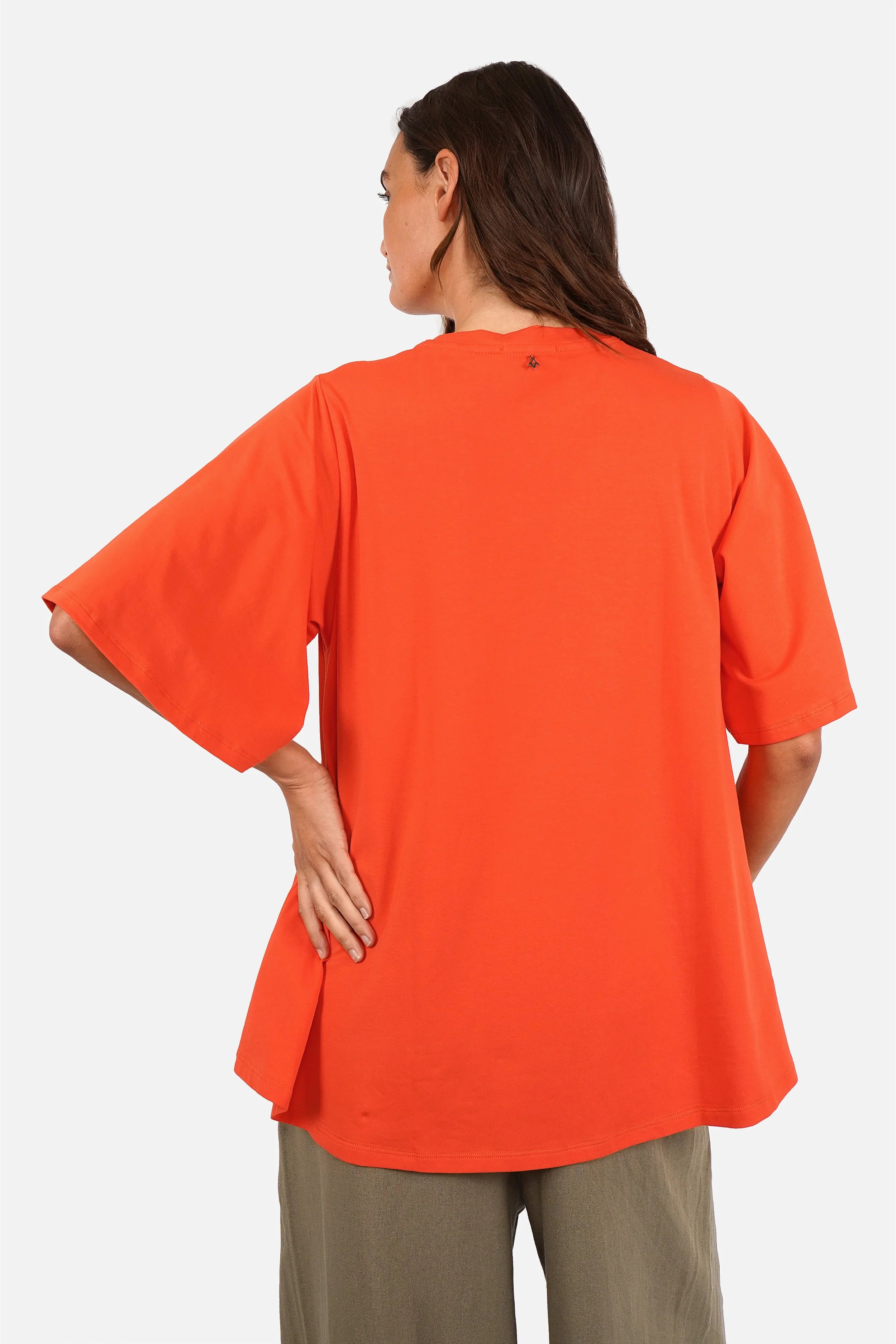 Soft cotton jersey ANELE T-Shirt with round neckline, flared sleeves, longer back, A-line shape, regular fit, model wearing size S