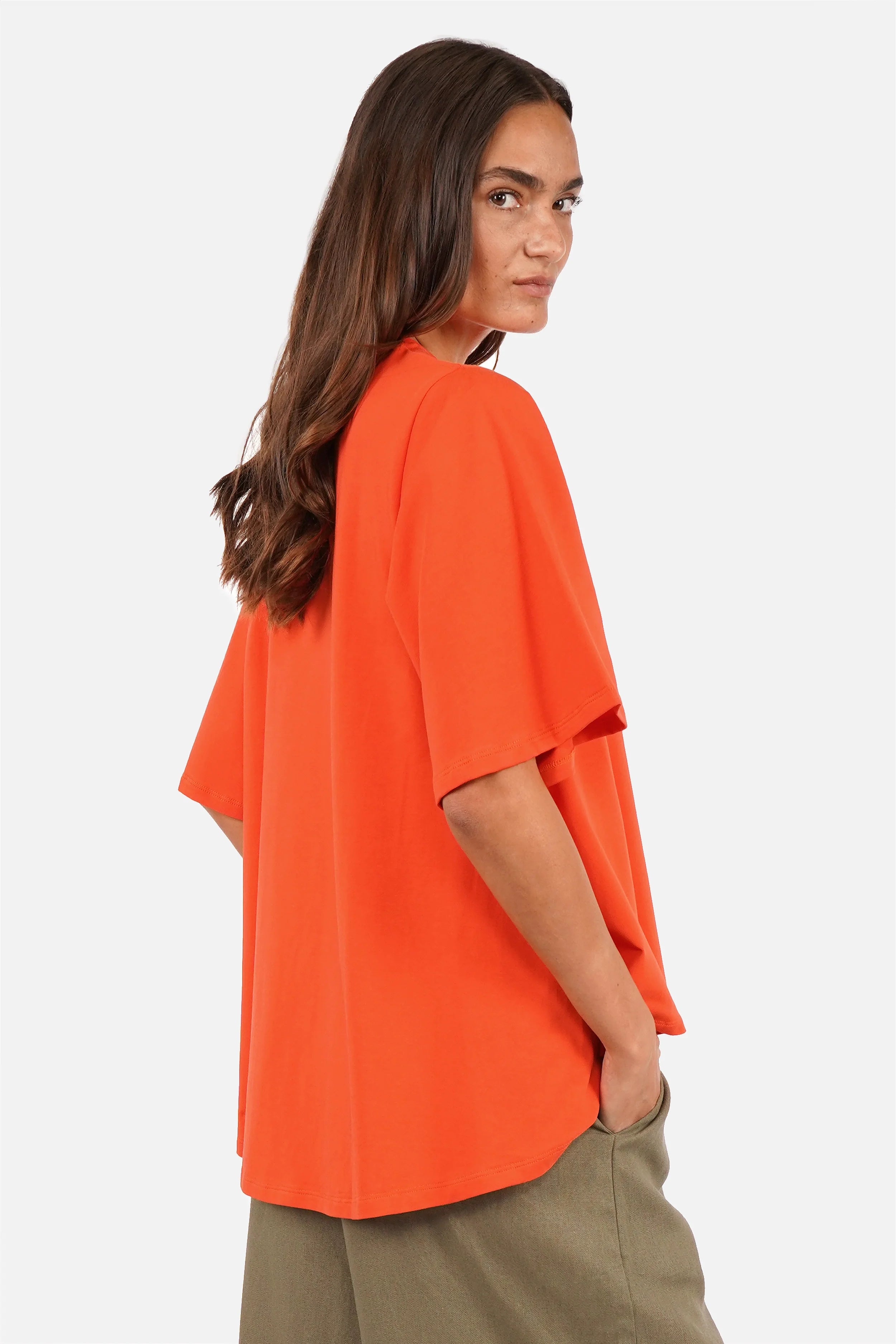 Classic ANELE T-Shirt in soft cotton jersey with round neckline and flared sleeves, A-line shape, and longer back hem in regular fit.