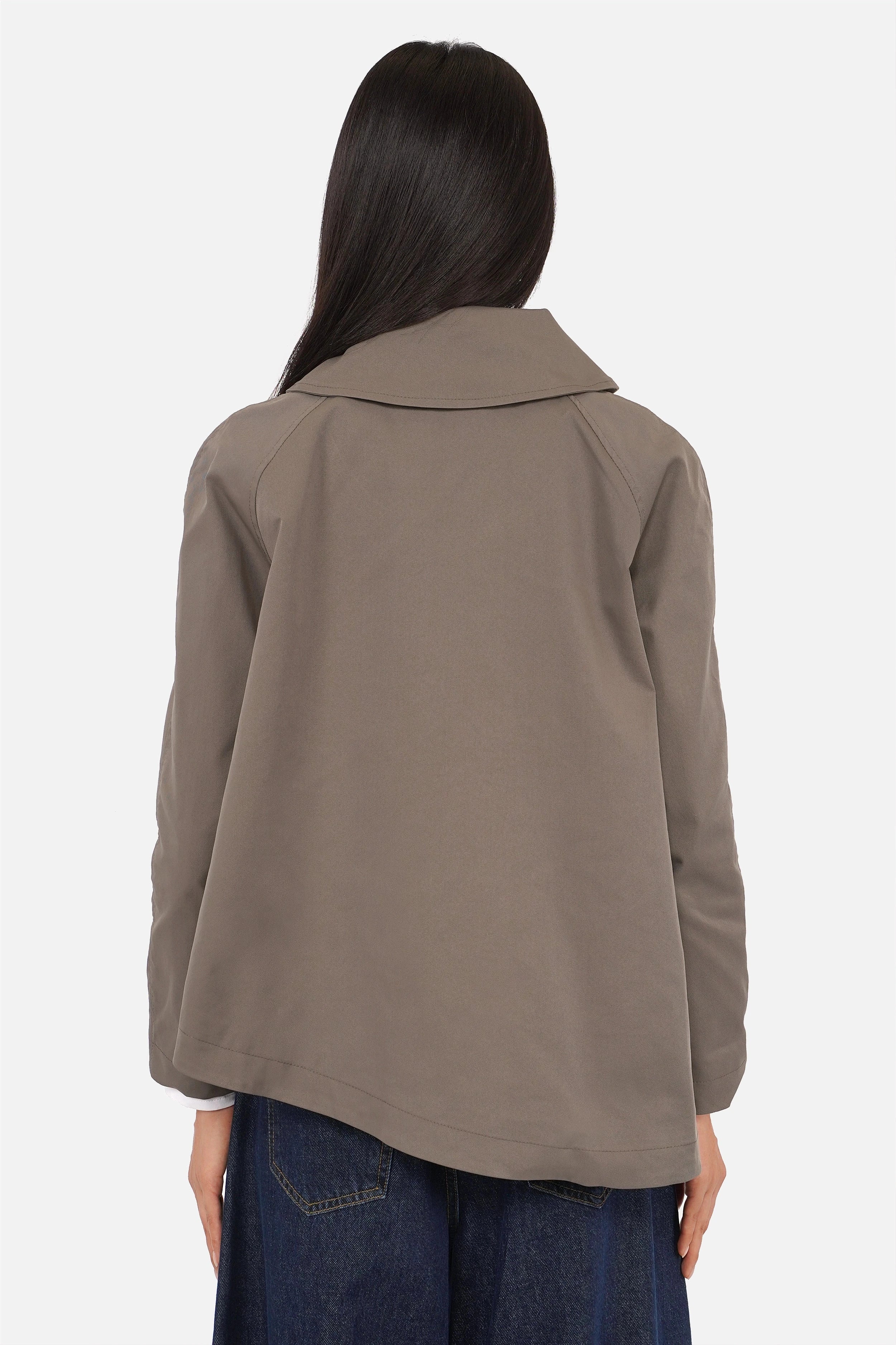 Schwarze ANESA Trenchjacke mit asymmetrischem Design und markantem Stehkragen aus technischem Twillstoff