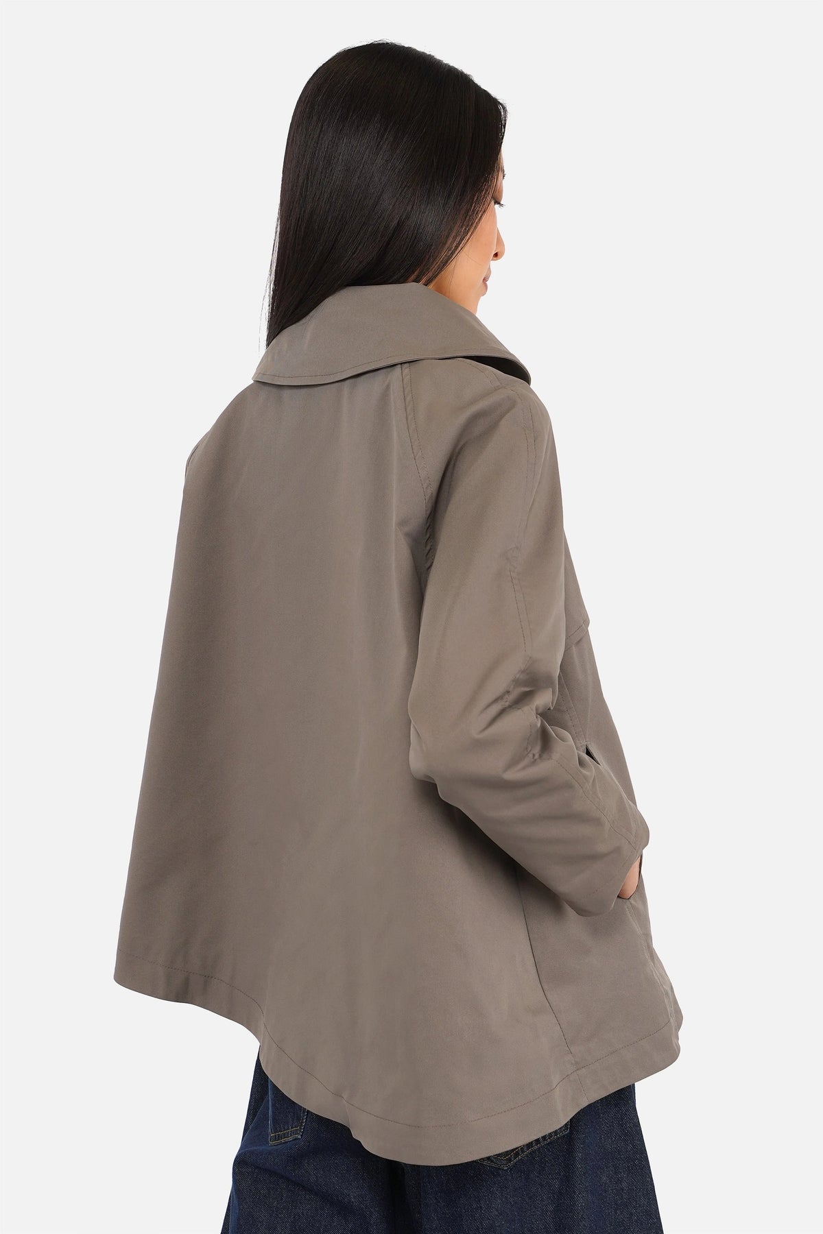 Stylische ANESA Trenchjacke mit asymmetrischem Design und variablem Stehkragen aus technischem Twillgewebe