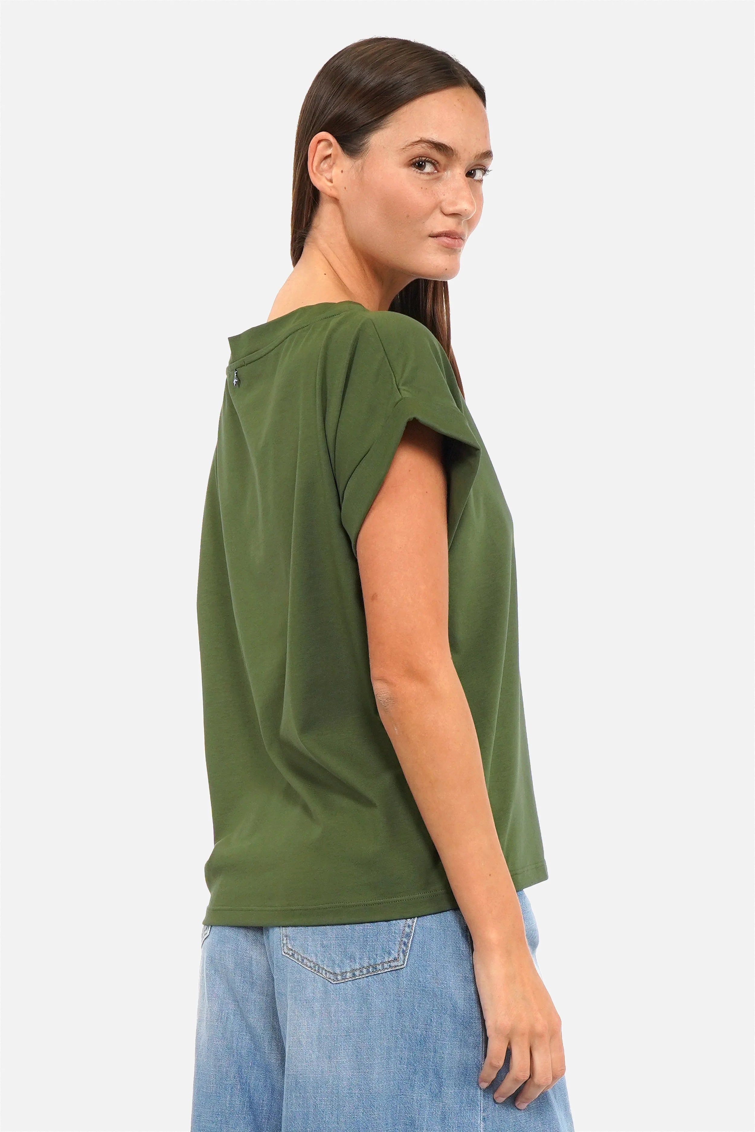 ANNELIA T-Shirt aus weichem Baumwolljersey mit U-Boot Ausschnitt und kurzem, umgeschlagenem Saum in Kastenform, Regular Fit, Rückenlänge ca. 59 cm, Modell trägt Größe S