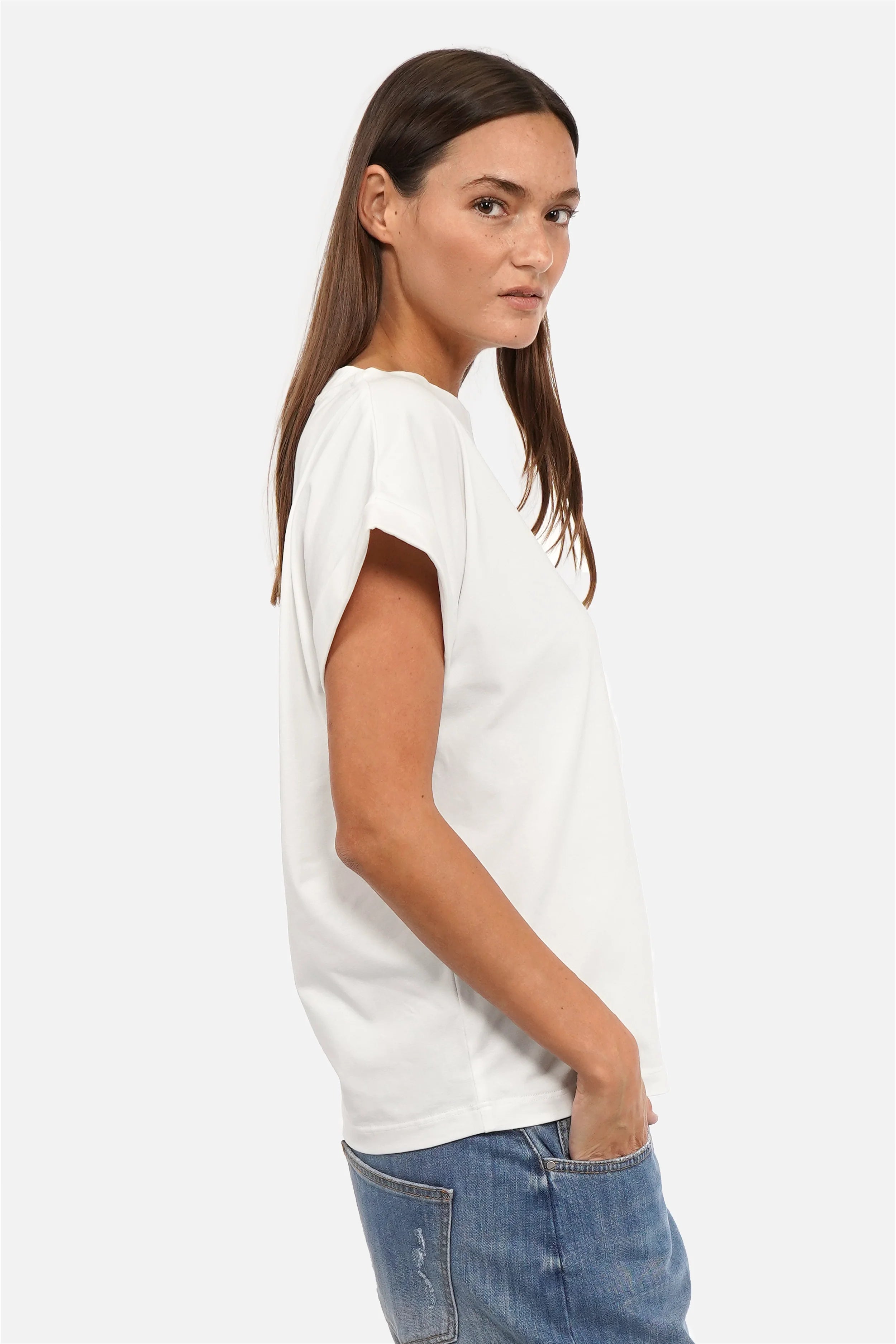 Annelia T-Shirt soft cotton jersey U-neck short sleeve boxy fit model wearing size S