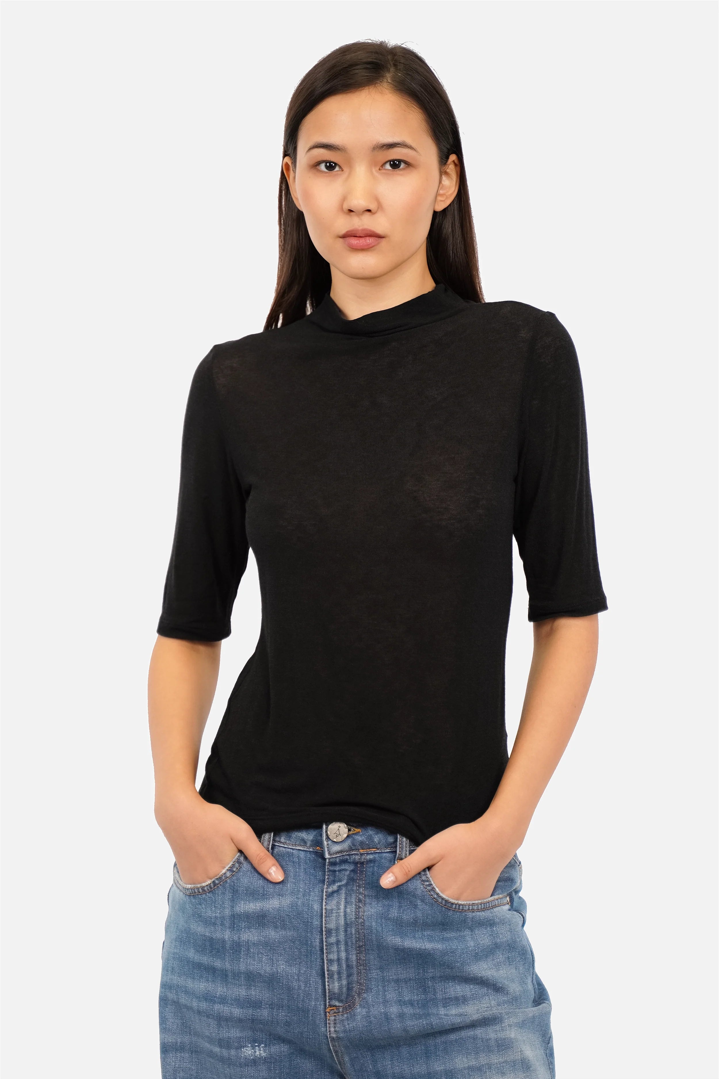 ANJKA T-Shirt aus weichem Viskose-Kaschmir-Mix mit Mockneck und halb langen Ärmeln, zarter Semitransparenz und schmaler Passform.