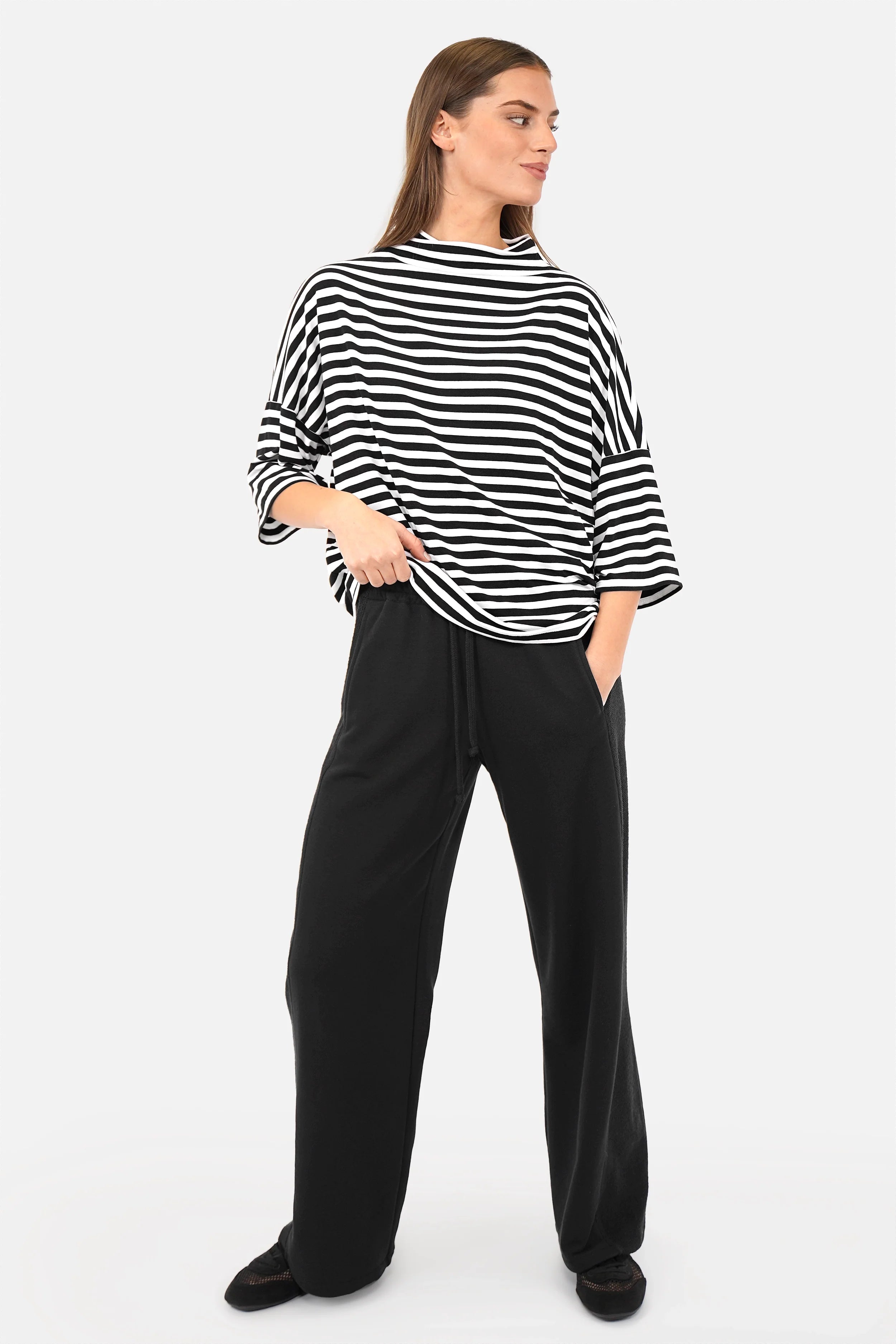 ANWEN gestreiftes T-Shirt aus weich fließendem Viskosejersey mit Black-White Streifen, Mockneck und oversized Fit