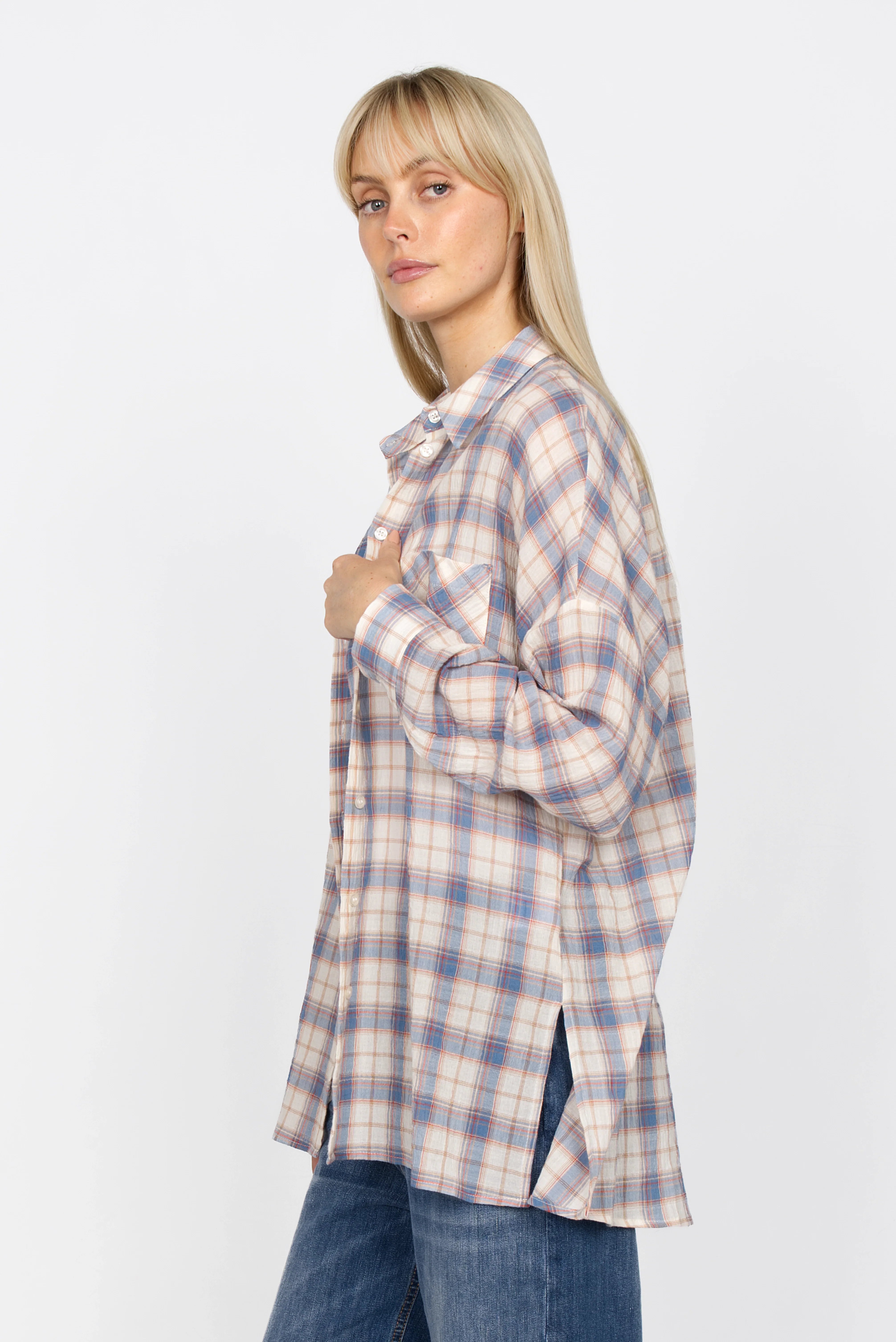 Damen trägt locker fallendes ATLE Hemd mit Crinkle-Struktur, überschnittenen Schultern und Brusttaschen in Karo-Design