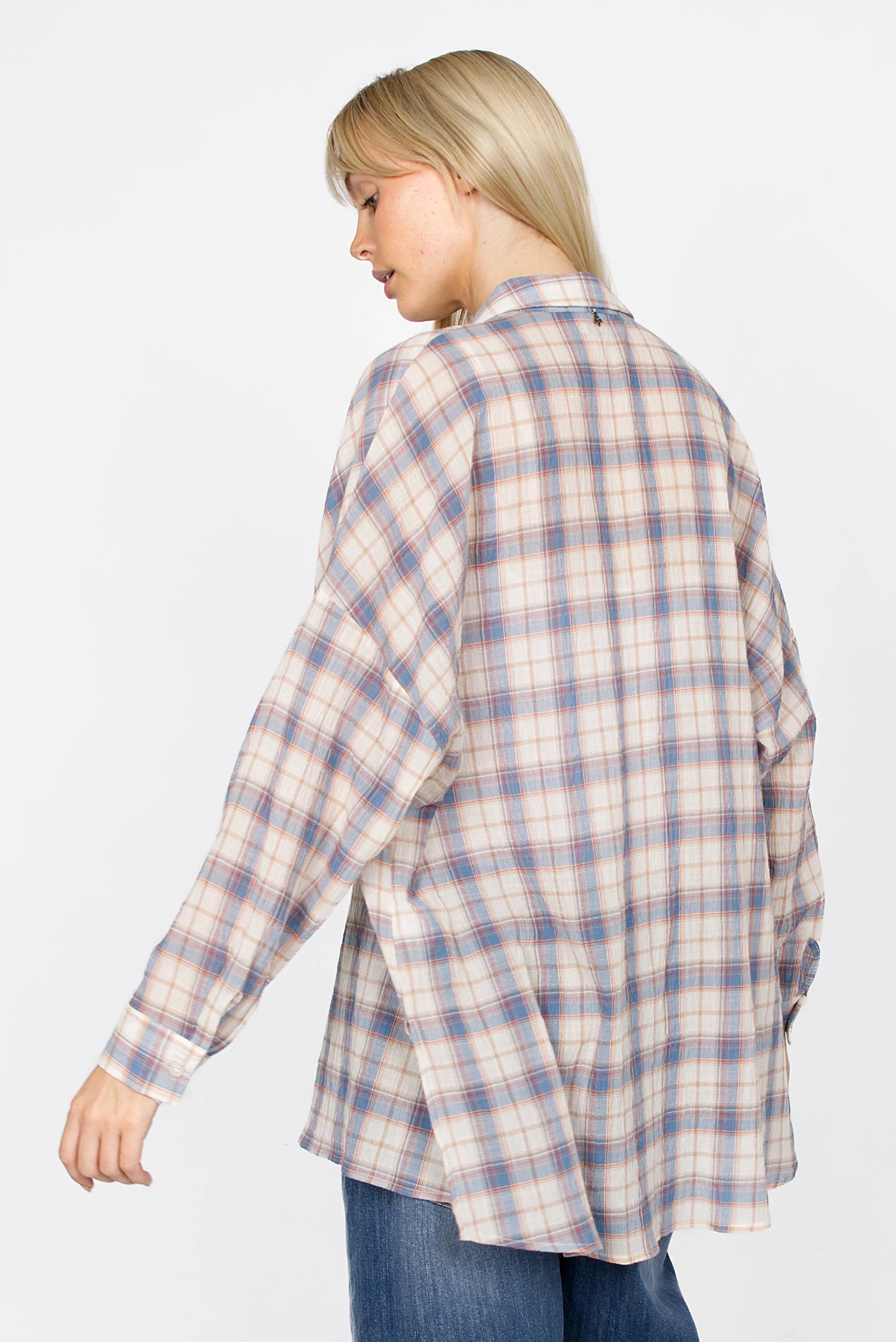 Locker fallendes ATLE Hemd mit Crinkle-Struktur und semitransparenter Optik, überschnittenen Schultern und Brusttaschen.