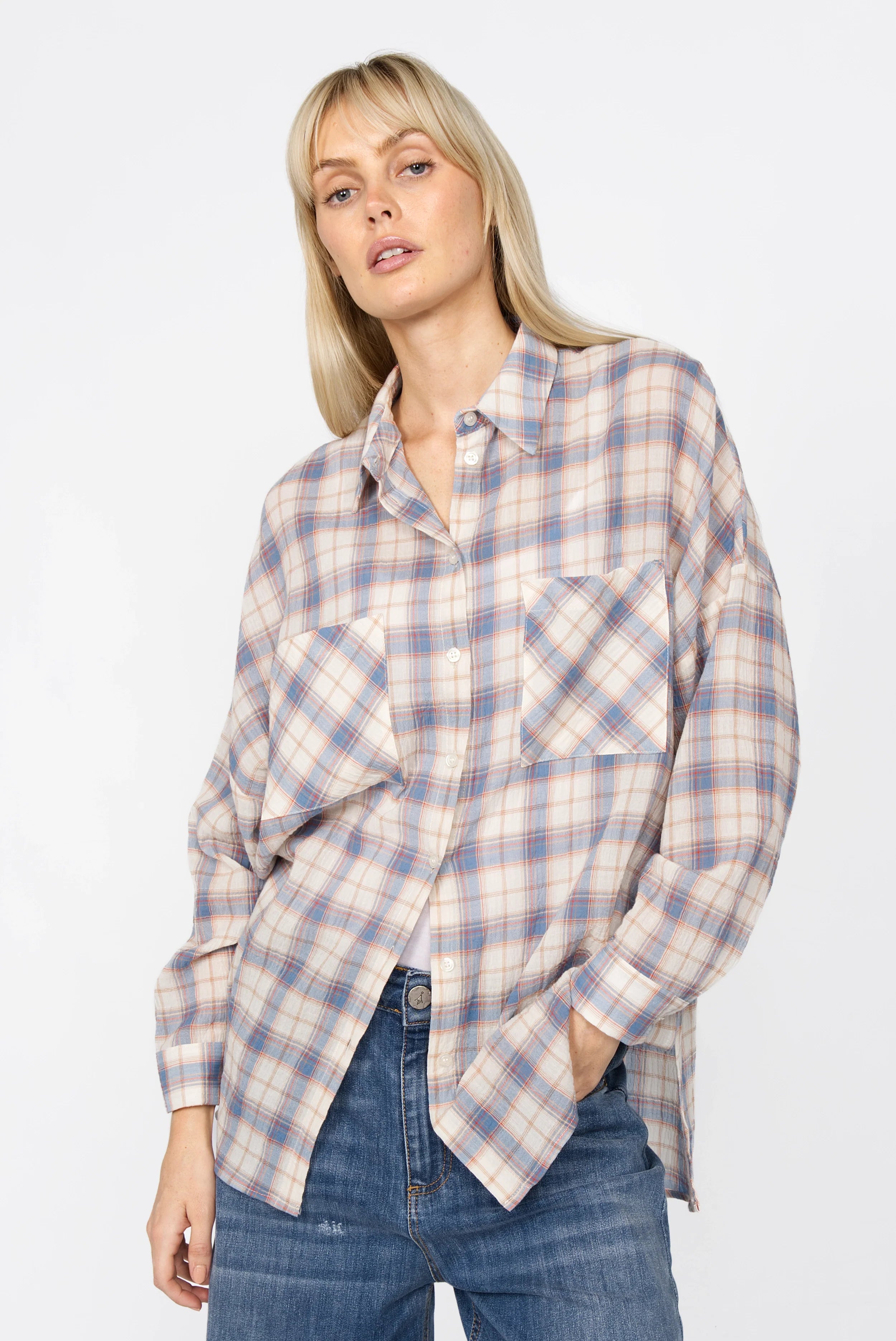 Damen trägt lockeres ATLE Hemd mit Crinkle-Struktur, kariert, mit Brusttaschen und überschnittenen Schultern
