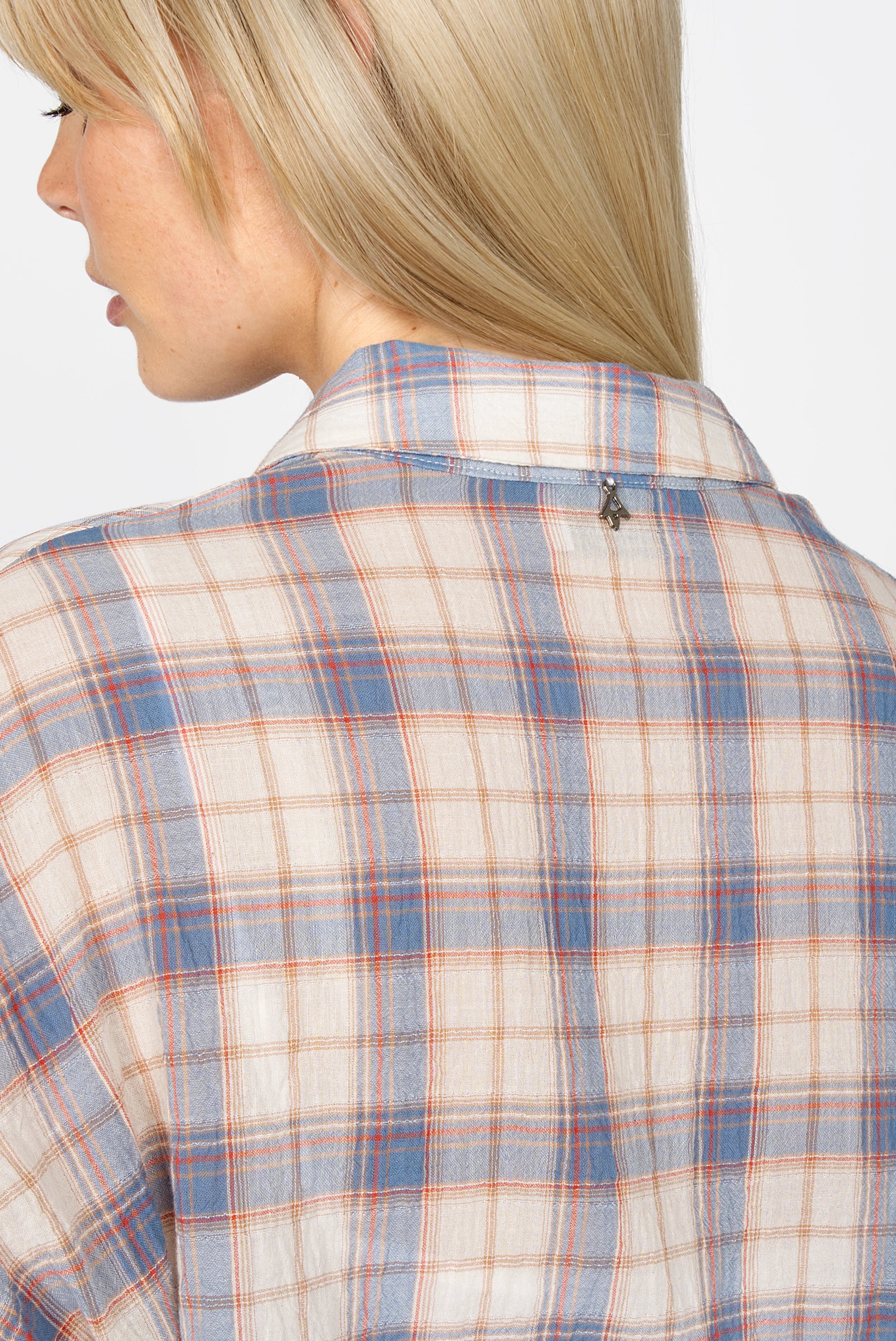 Damen ATLE Hemd mit lockerem Schnitt, überschnittenen Schultern und leichter Crinkle-Struktur in kariertem Design.