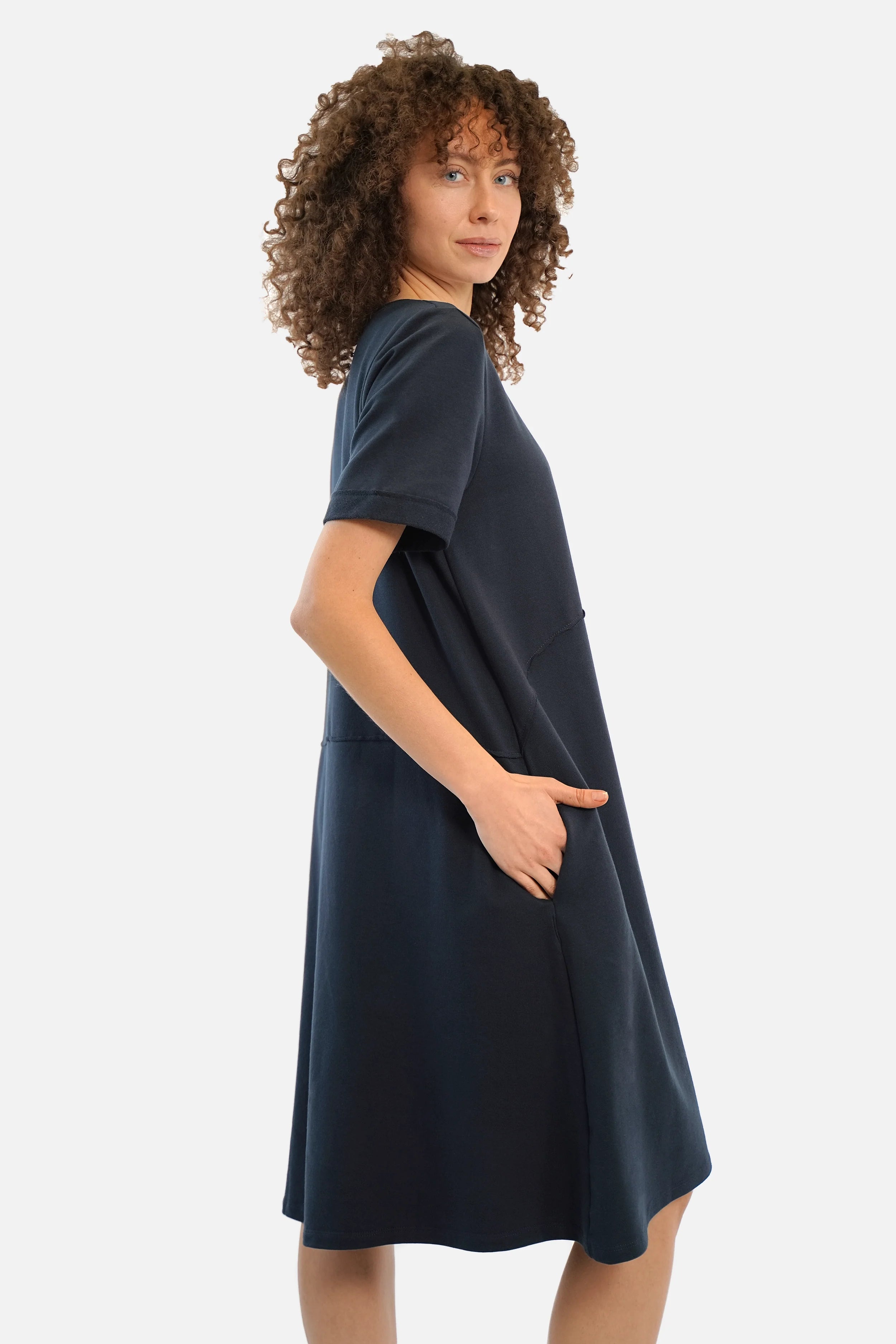 BABSI A-Linien Kleid aus Baumwolljersey mit Rundhalsausschnitt und seitlichen Eingriffstaschen