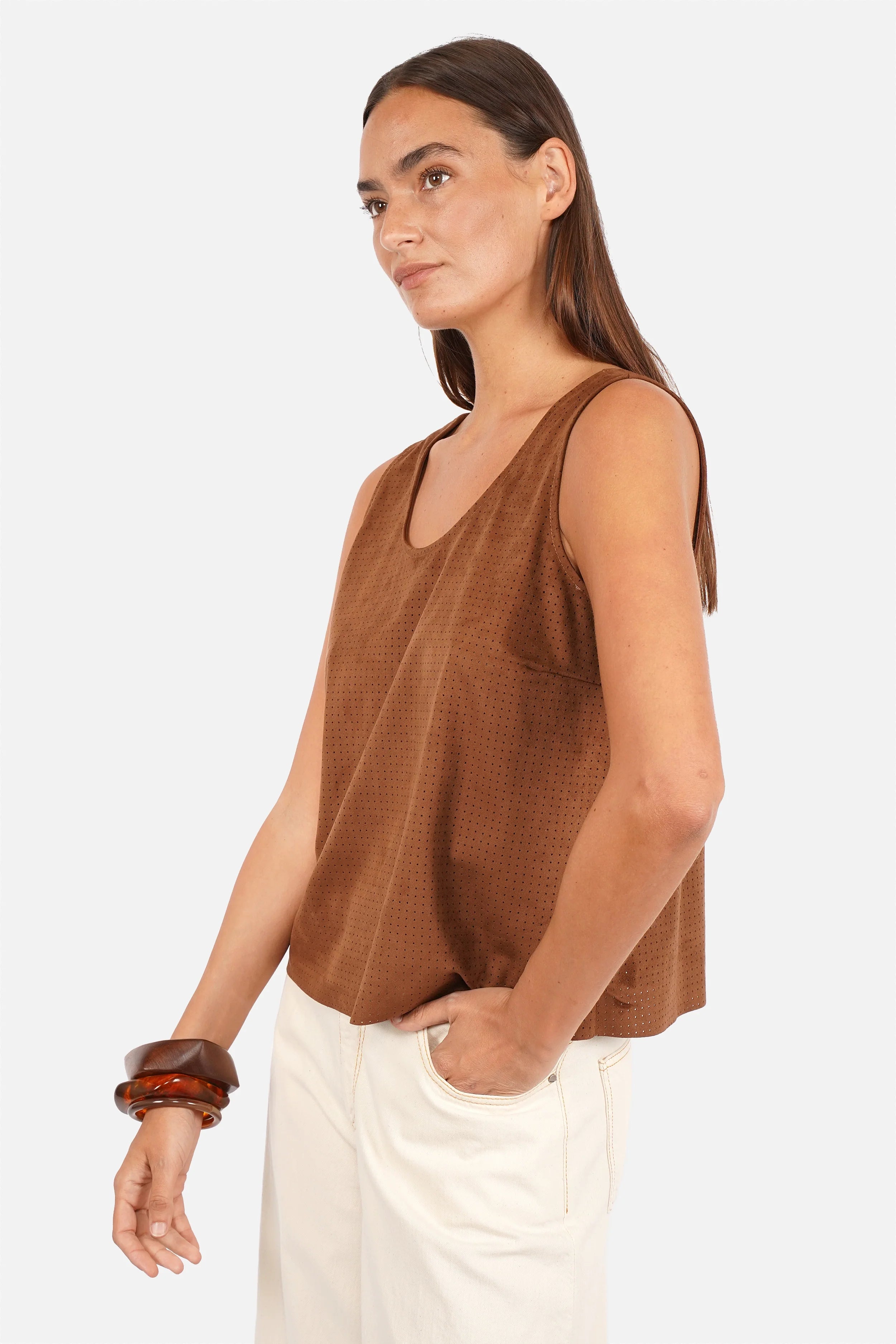 Damen Top in perforierter Wildleder Optik mit tiefem Rundhalsausschnitt und Rückenausschnitt im relaxed Fit