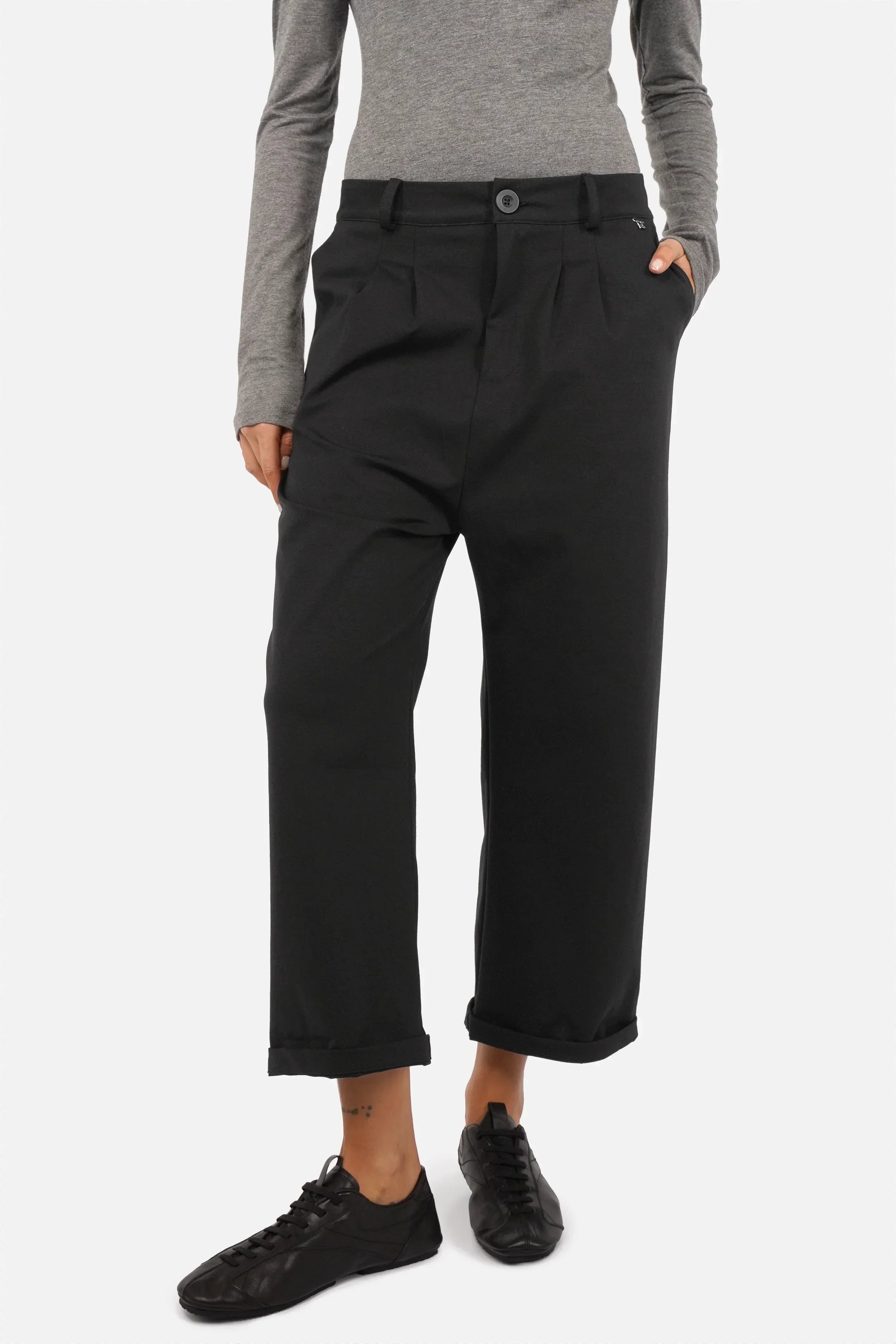 Cropped Relaxed Hose aus knitterarmer Qualität mit mittlerer Bundhöhe und geradem, verkürztem Bein in Größe S