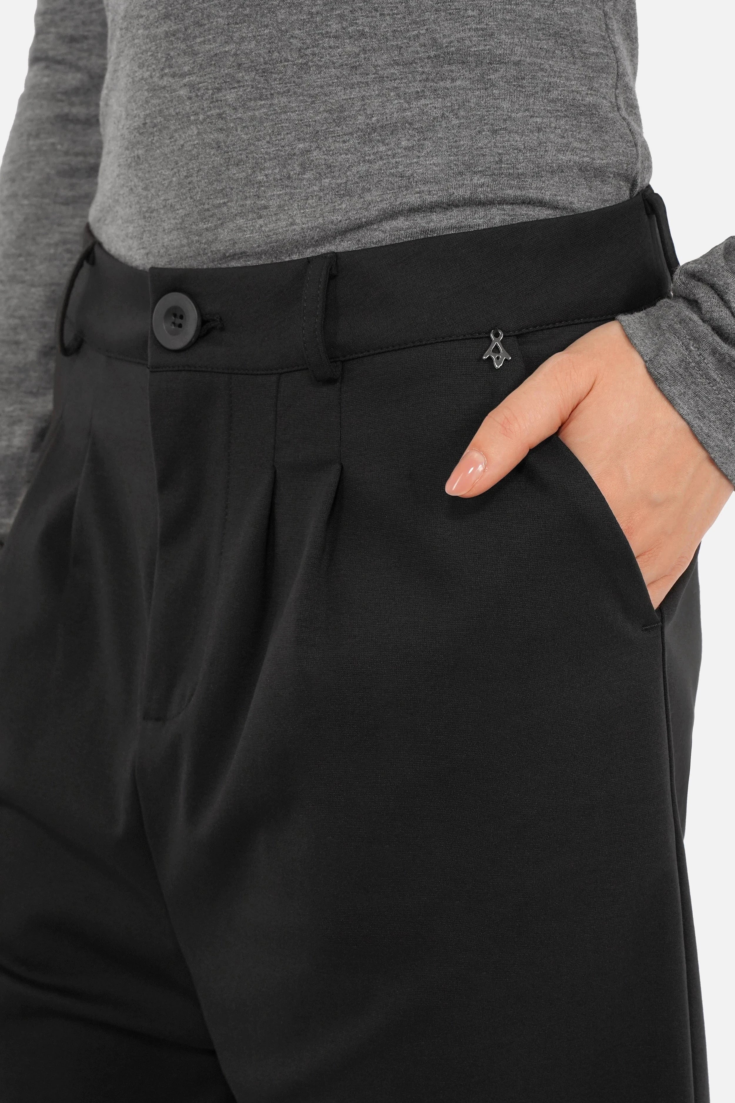 Cropped entspannte Hose aus knitterarmen Stoff mit mittlerer Bundhöhe und verkürztem Bein