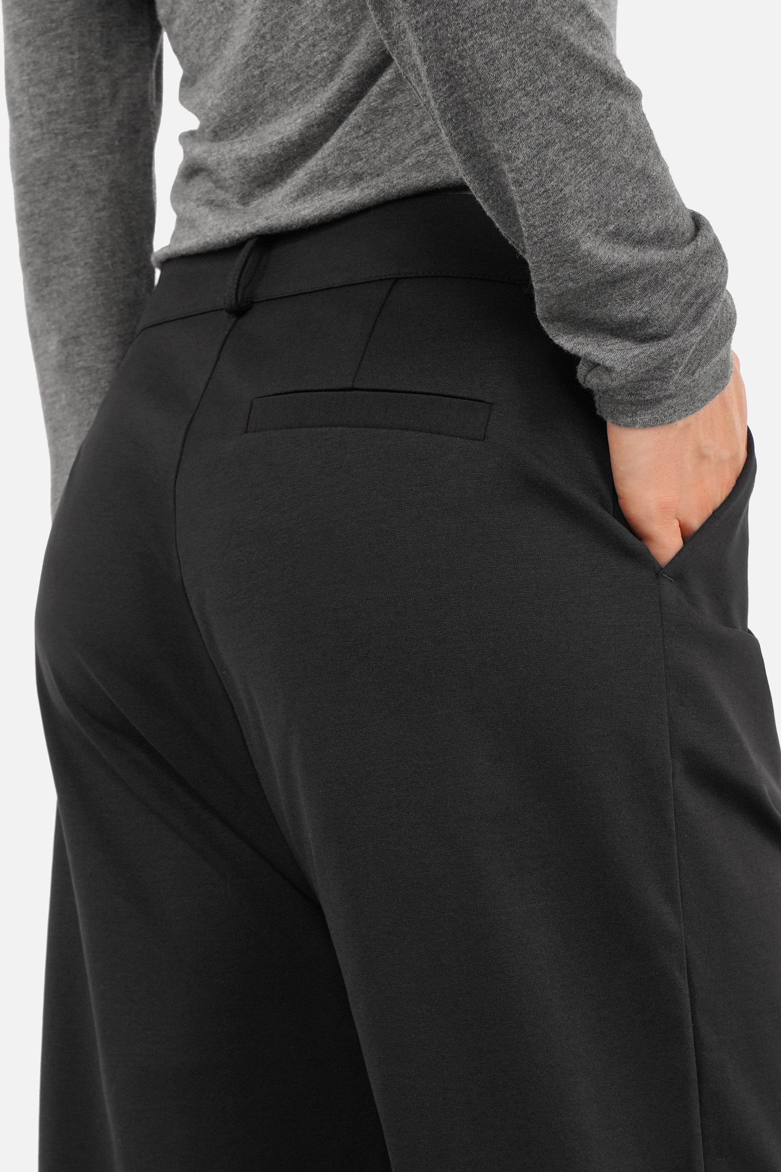 Cropped Relaxed Hose in knitterarmer Qualität mit mittlerer Bundhöhe und soften Materialien