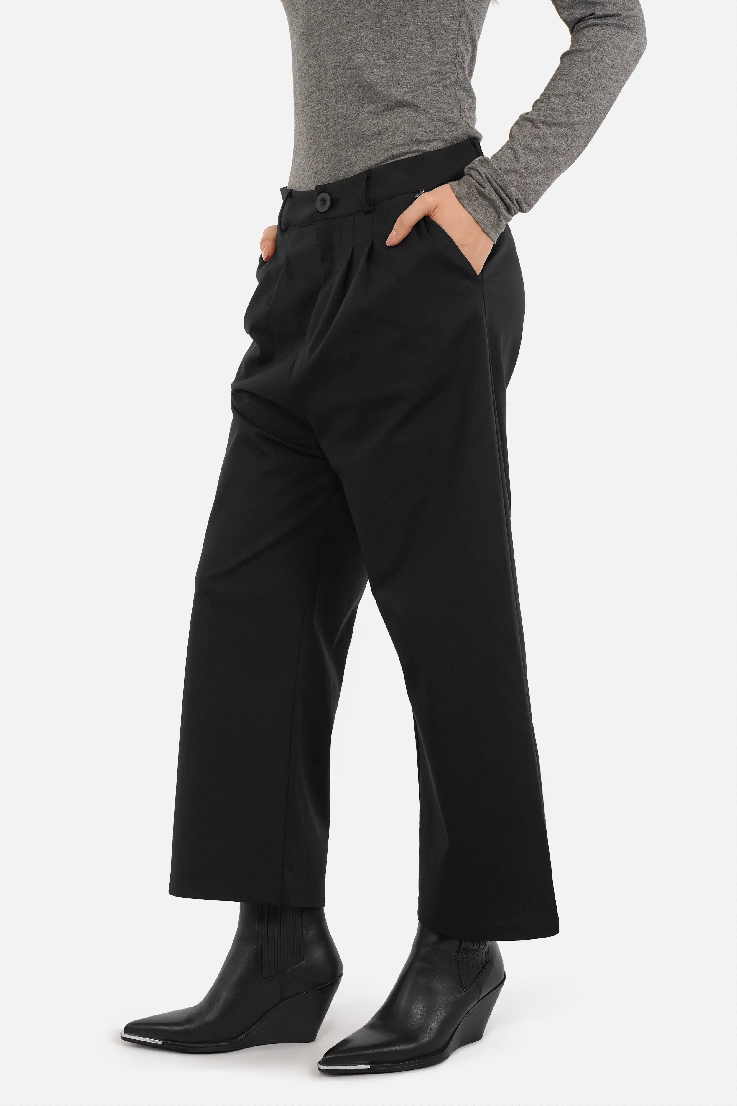 Cropped Relaxed Hose aus knitterarmer Qualität mit mittlerer Bundhöhe und verkürztem Bein