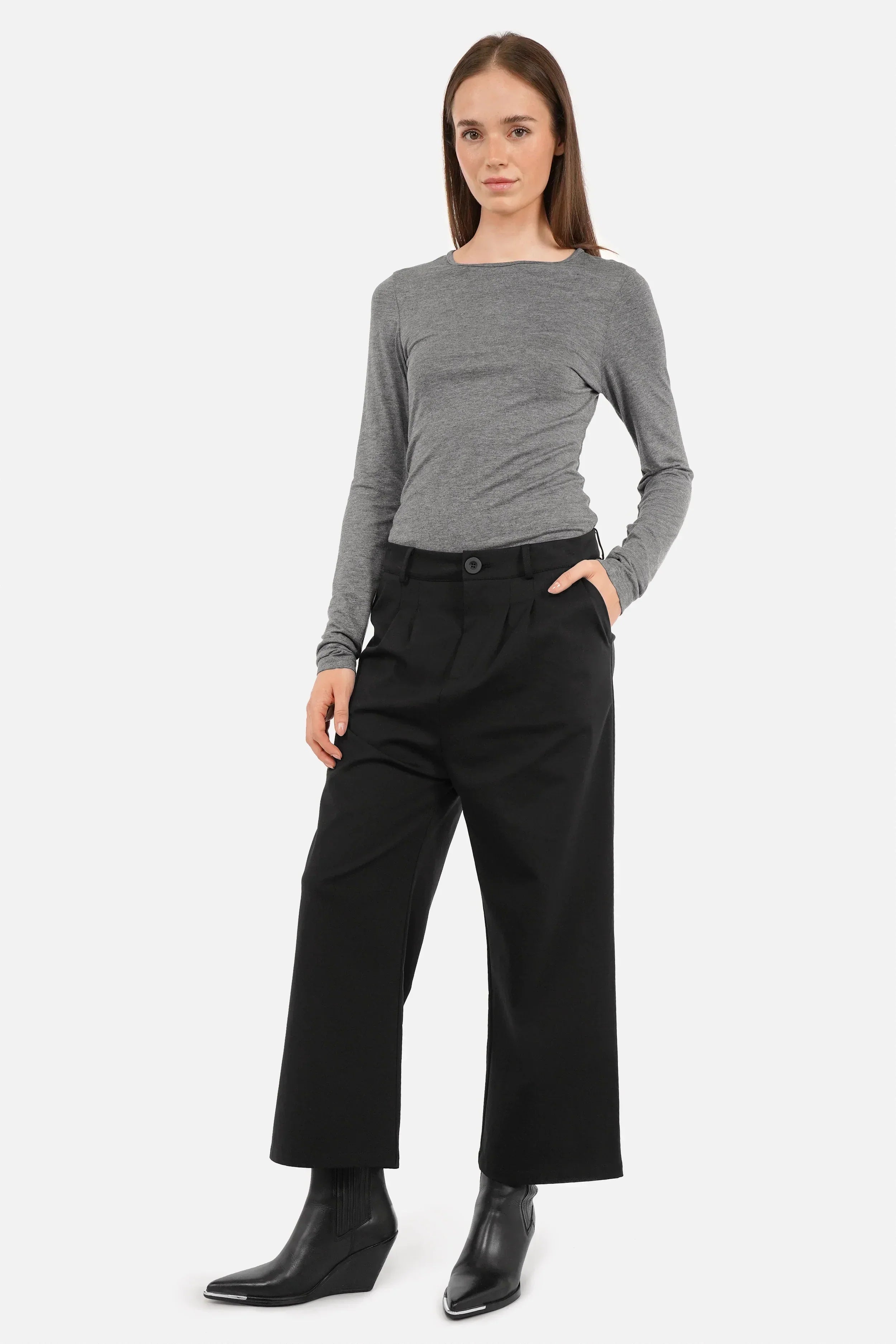 Cropped Relaxed Hose aus knittrfreier, softer Qualität mit mittlerer Bundhöhe und Reißverschluss, geradem, verkürztem Bein in Größe S