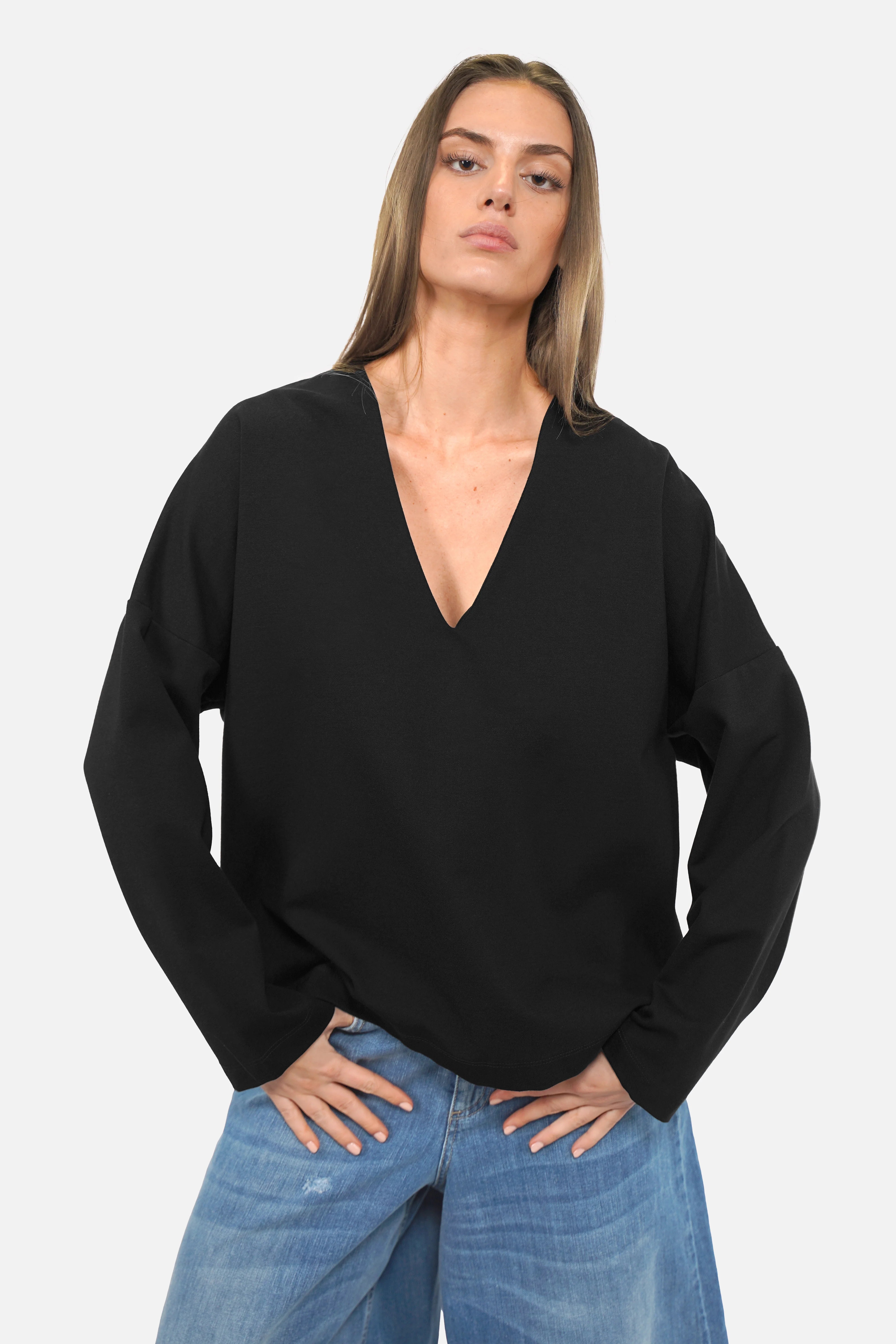 Relaxed V-Ausschnitt Shirt aus weichem Jersey mit Viskoseanteil und überschnittenen Schultern